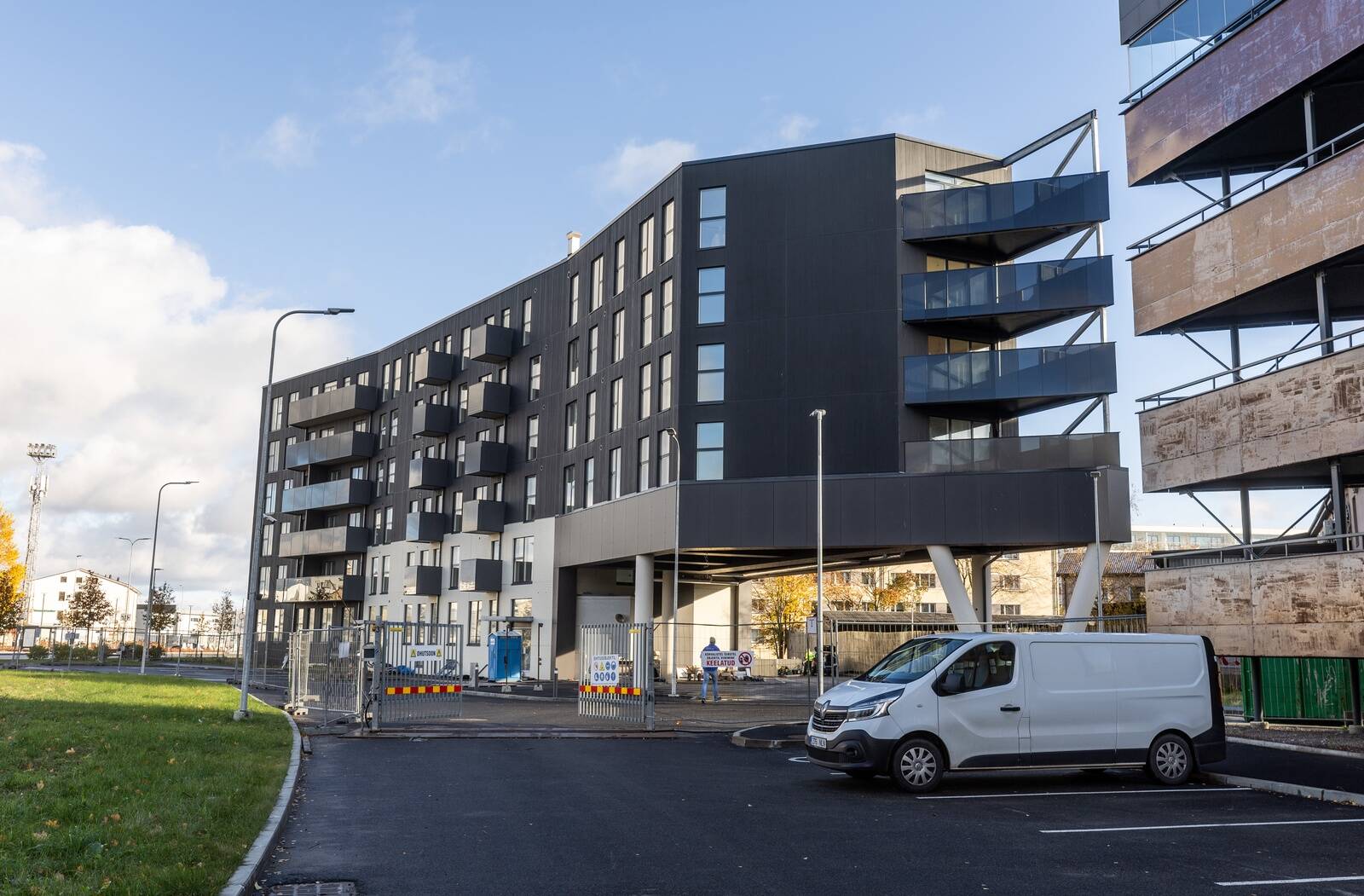 Последние два дома жилого комплекса “Новая Голландия” рядом с таллиннской Рейди теэ, которые должны были быть завершены еще летом 2022 года, наконец почти готовы, но теперь недовольные подрядчики, не получившие деньги, преследуют Skinest Arendus.