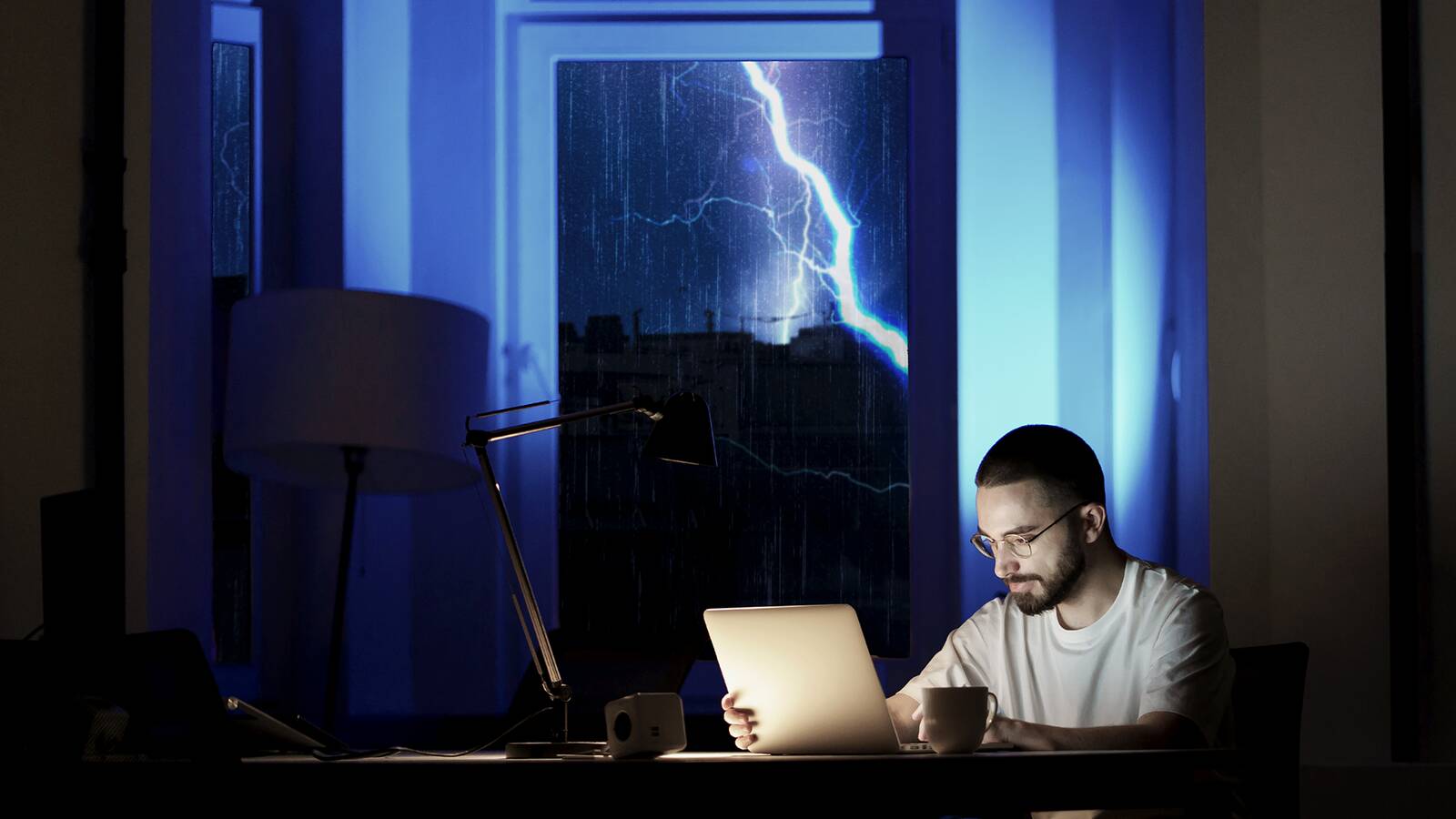 Tugevate vihmasadude, tuule ja muude loodusstiihiate tekitatud kahjud võivad tõsiselt mõjutada äritegevuse järjepidevust. Elektri kadu võib peatada tootmise ja teenuste osutamise, erinevate asutuste tegevuse, aga ka igapäevaelu linnades. Erinevate kataklüsmide korral võib enim ohtu sattuda erinevate veebiteenuste toimimine, lisaks säilitatakse tänapäeval igas tööstusharus üha enam dokumente ja faile just digitaalselt ning IT-süsteemide toimimine tagatakse andmekeskuste poolt hallatavas pilves.