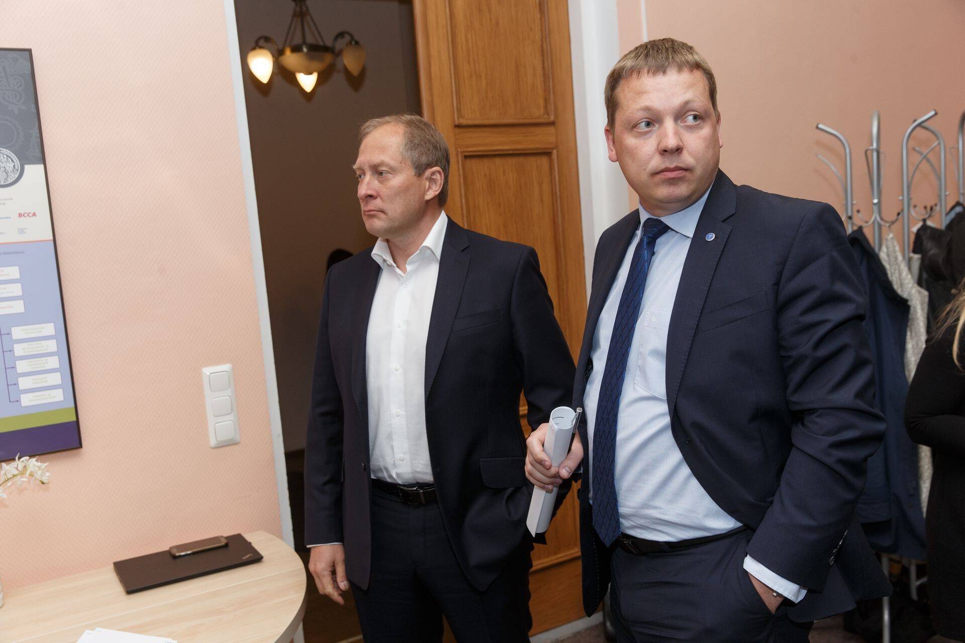 Tööandjate keskliidu juht Toomas Tamsar ja kaubandus-tööstuskoja peadirektor Mait Palts kirjutasid alla ajaloolisele pöördumisele.