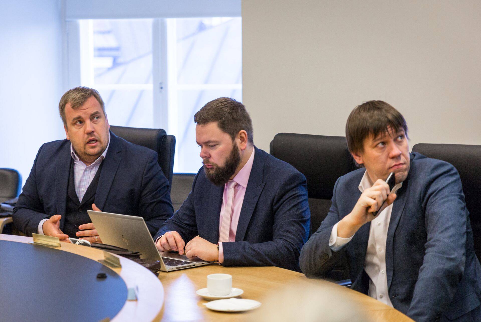 MKMi asekantsler Siim Sikkut, IT-minister Kaimar Karu ja ITLi juht Andre Krull Stenbocki majas e-Eesti nõukogu istungil.