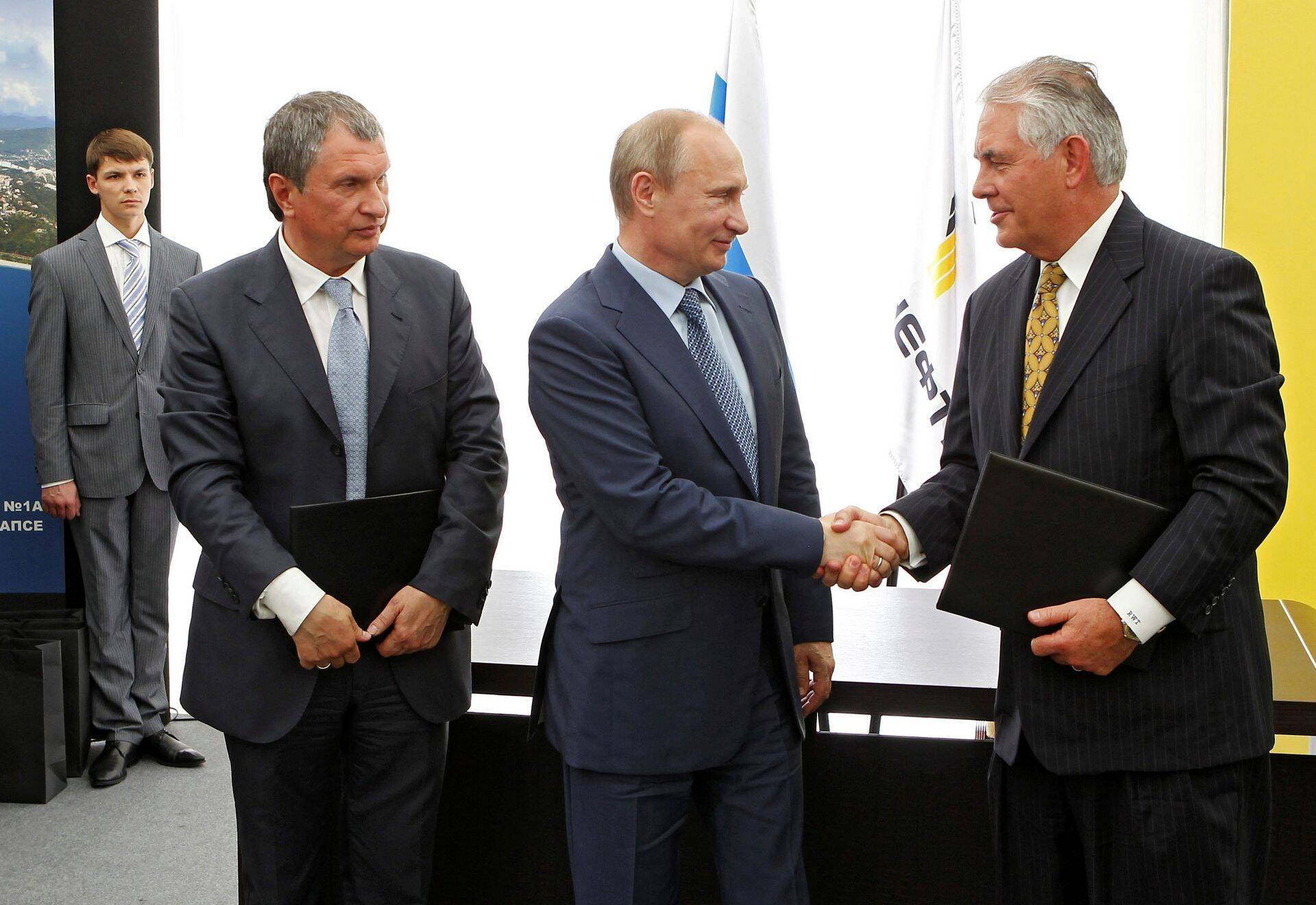 Rosnefti juht Igor Setšin, Vladimir Putin ja toonane Exxoni juht Rex Tillerson 2012. aastal Exxoni ja Rosnefti kokkuleppe allkirjastamisel.