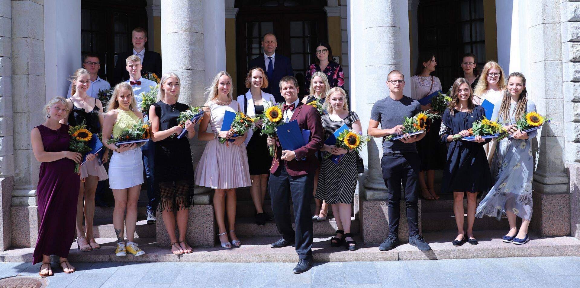 Parimate koolilõpetajate grupipilt.