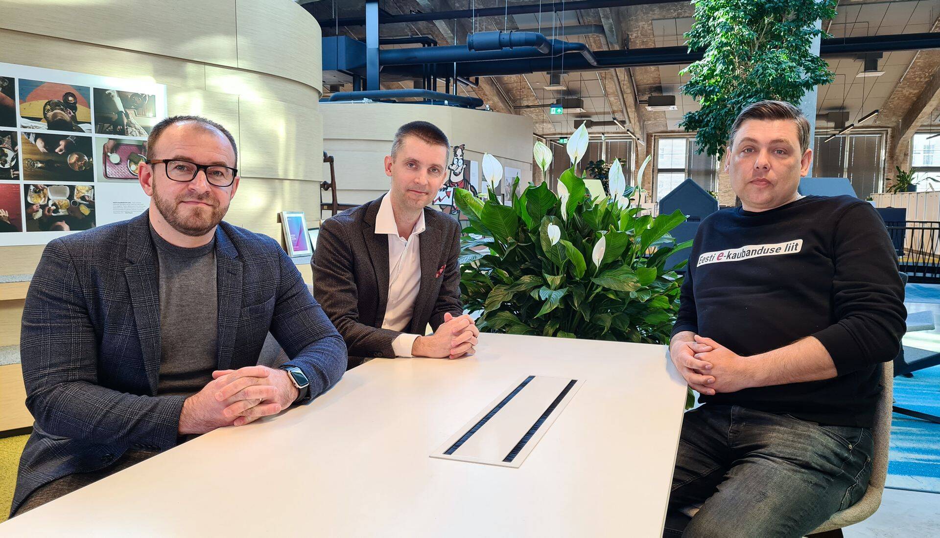 DPD Eesti tegevjuht Remo Kirss, saatejuht Art Lukas ja Eesti E‑kaubanduse Liidu tegevjuht Tõnu Väät.