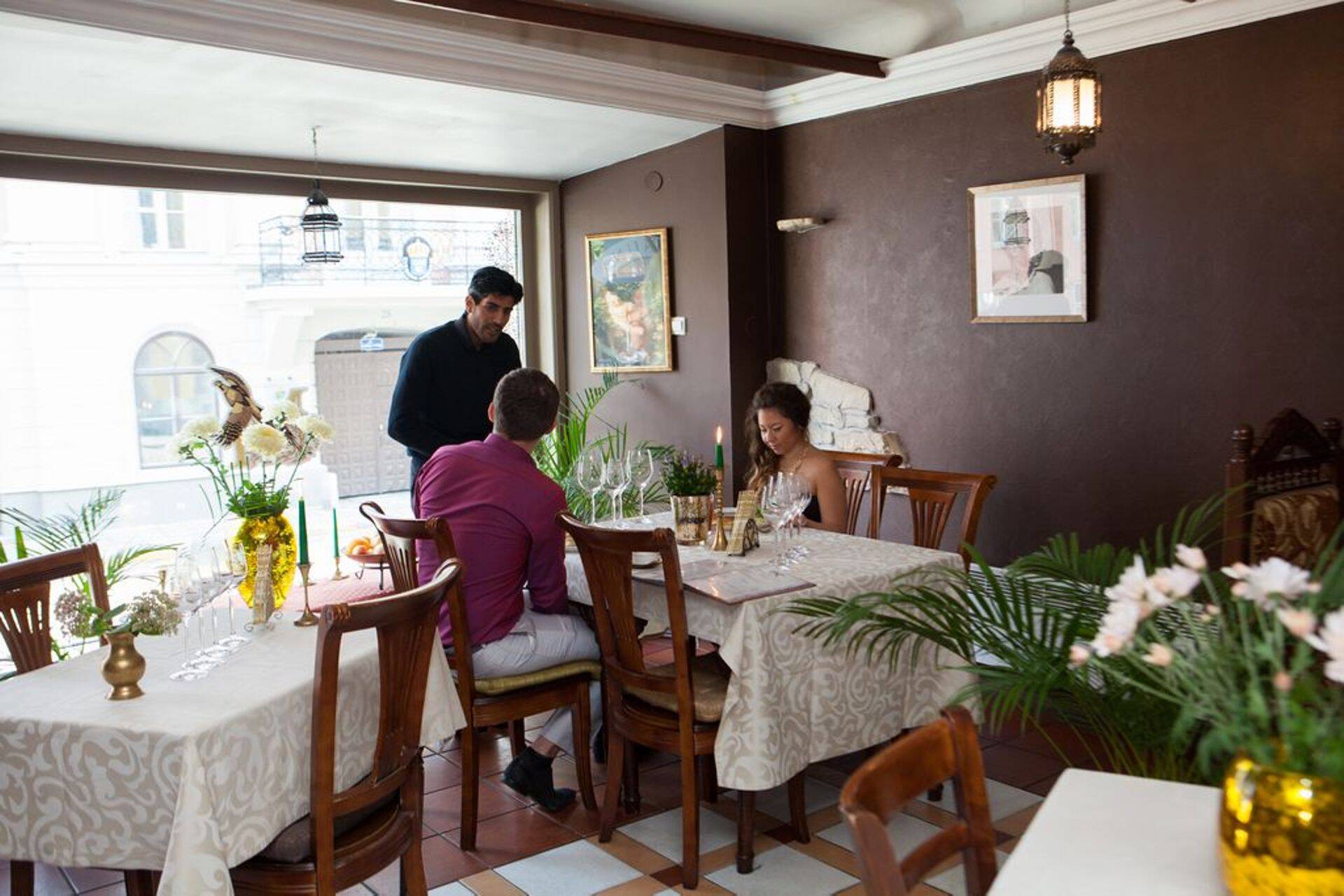 Söögikoht Magnuna 2 eristub paljudest teistest tõeliselt sõbraliku ja tähelepaneliku teeninduse poolest – pärast esmakohtumist isegi kolme nädala pärast mäletab ja tervitab sind lahke majaperemees.