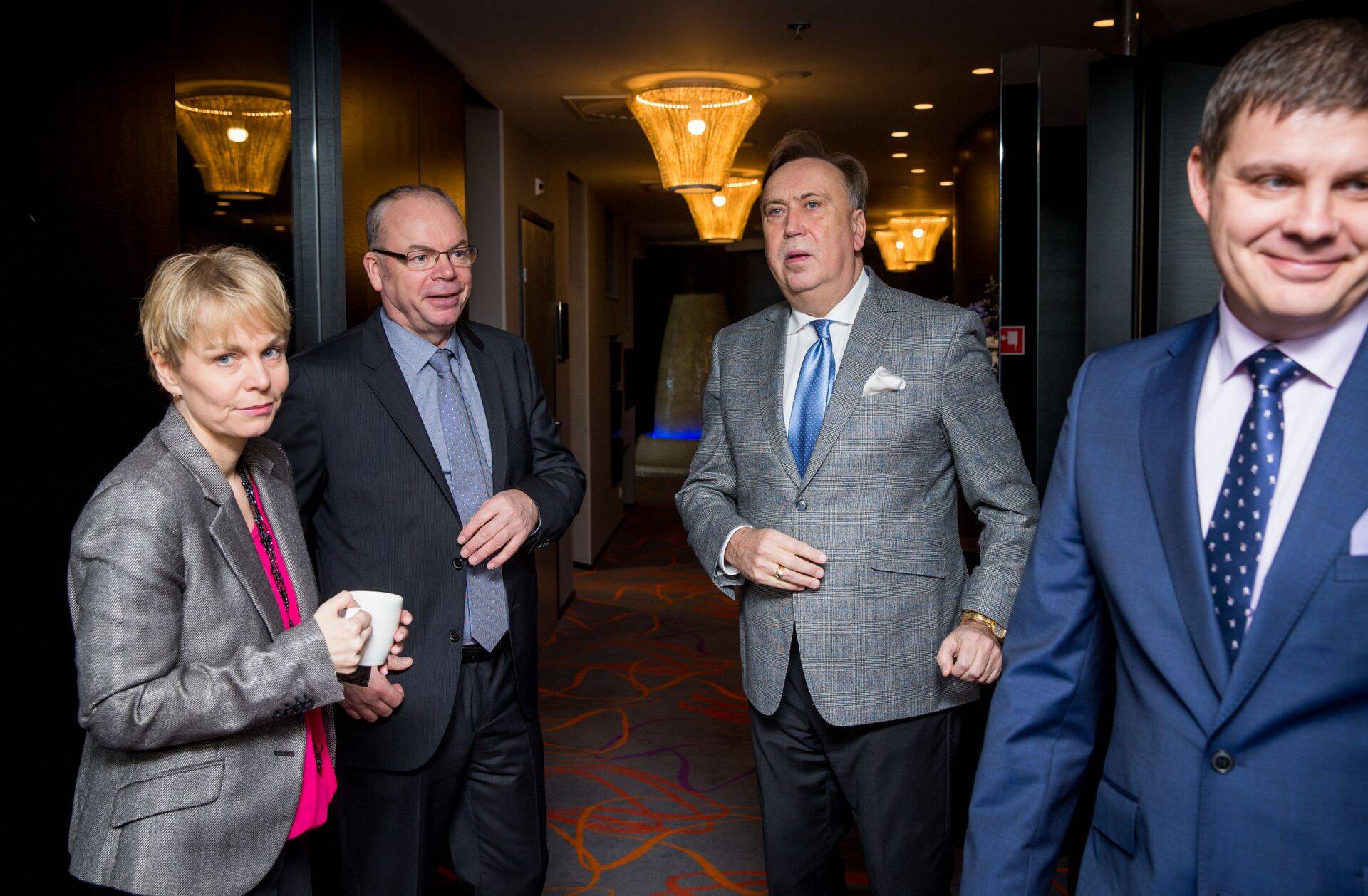 Tulevase Eesti Ühistupanga juht Ülle Mathiesen, nõukogu liige Jüri Mõis, panga sünni juriidilise poole eest hoolitseva advokaadibüroo Lextal partner Üllar Talviste ja juhatuse liige Roul Tutt