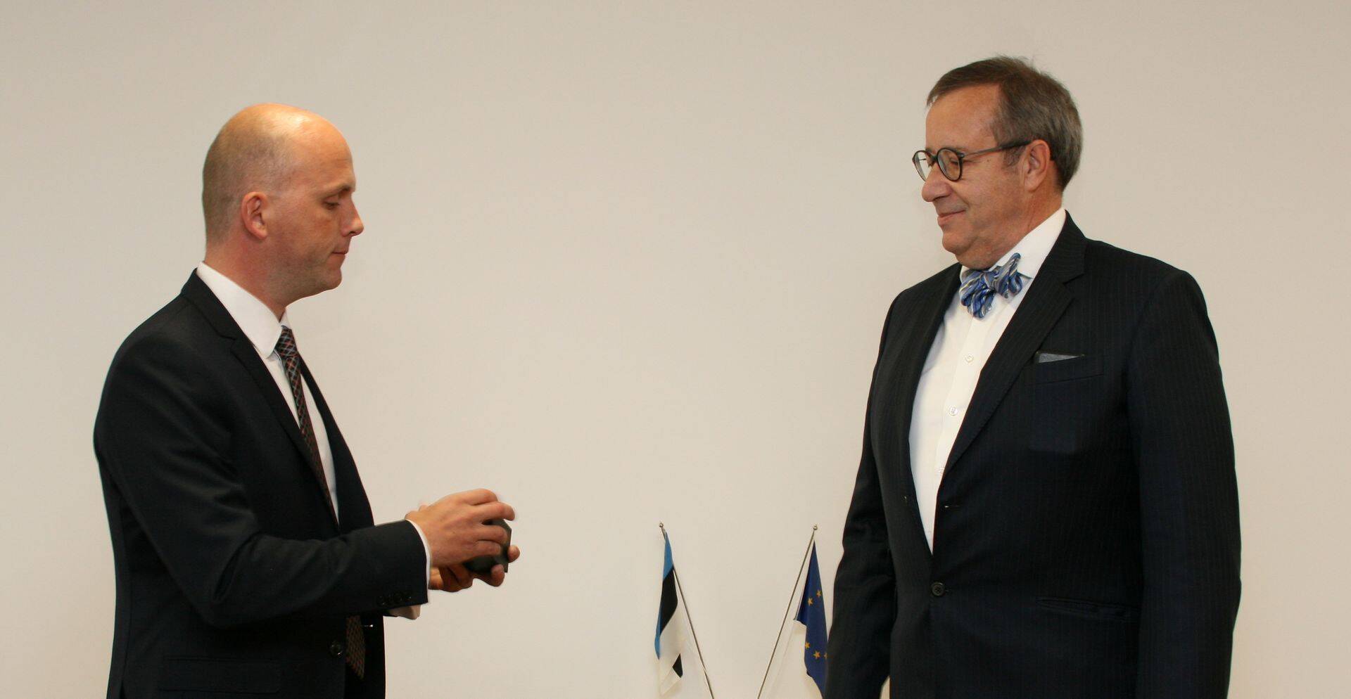 Riigi Infosüsteemi Ameti peadirektor Taimar Peterkop tänamas president Toomas Hendrik Ilvest