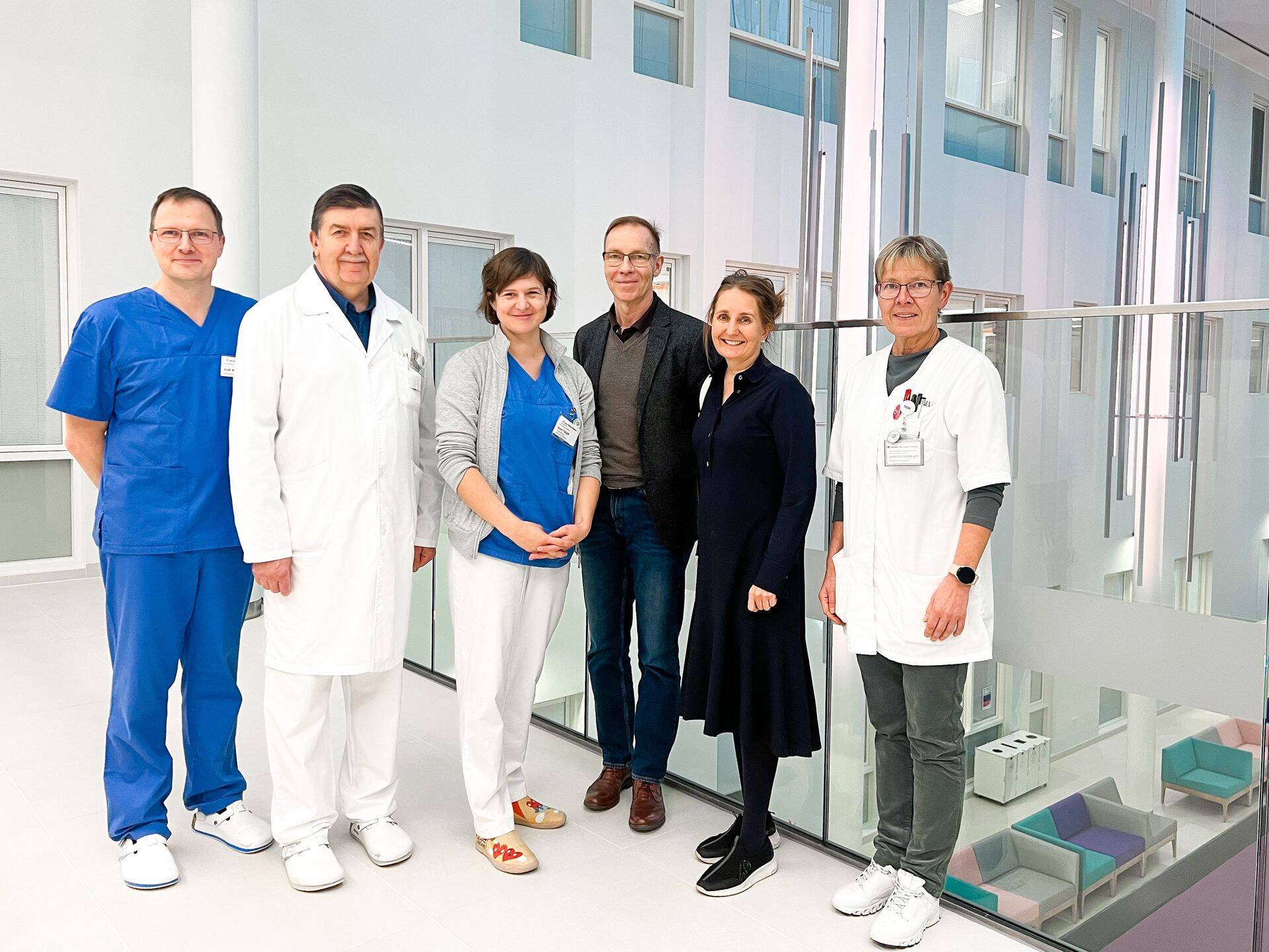 Kliinikumi südamekliiniku juht doktor Alar Irs, südamekirurgid doktor Natan-Toomas Aro ja doktor Raili Tagen, doktor Ilkka Mattila, professor Tiina Ojala ja kliinikumi lastekliiniku juht professor Tuuli Metsvaht.