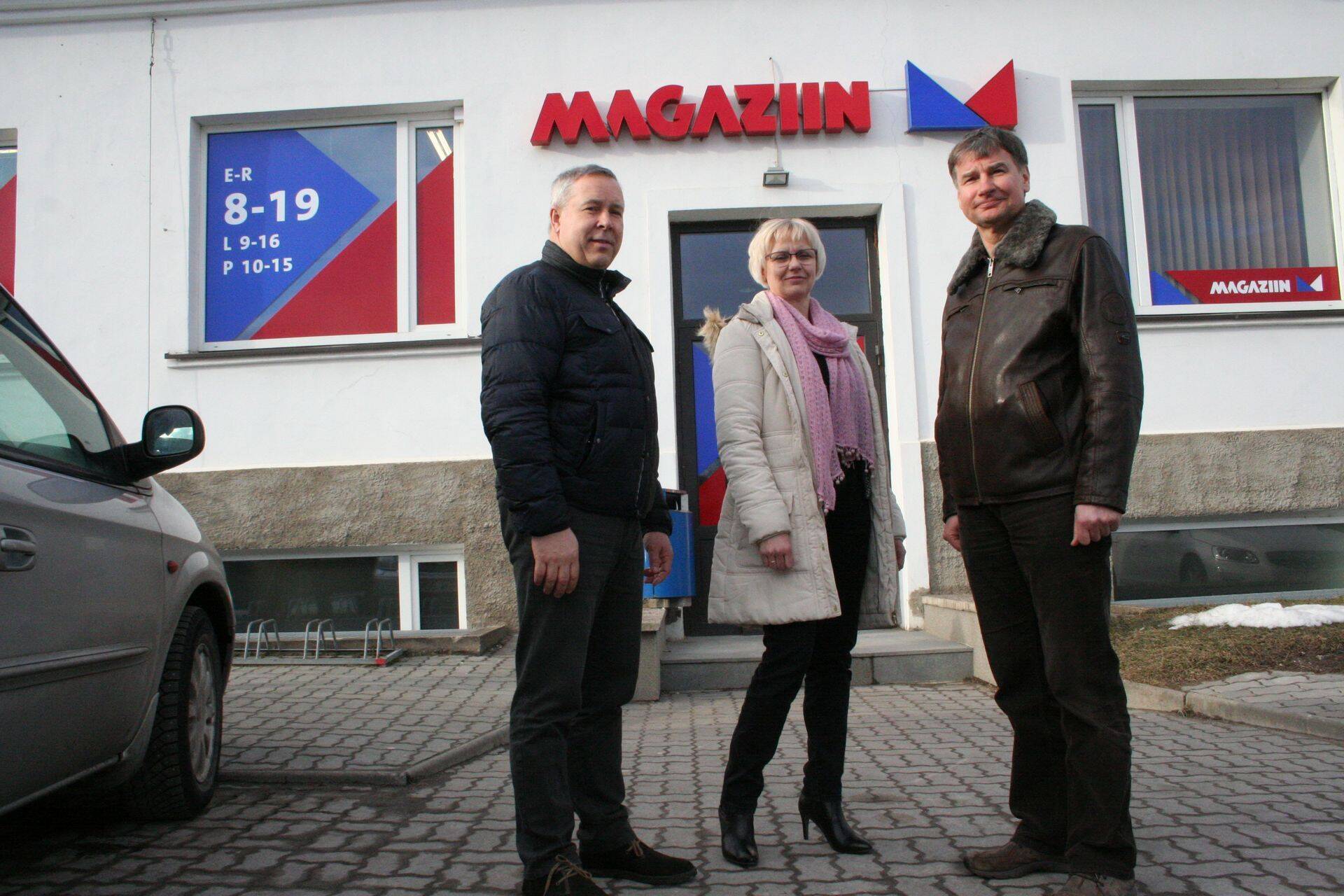 Magaziini kauplusketti majandava KPG Kaubanduse OÜ juhtkond Võrus kontori- ja poemaja ees: juhatuse liikmed ja omanikud Ursel Kaarna (vasakul) ning Arvi Prants (paremal), keskel tegevjuht Ülle Veibri.