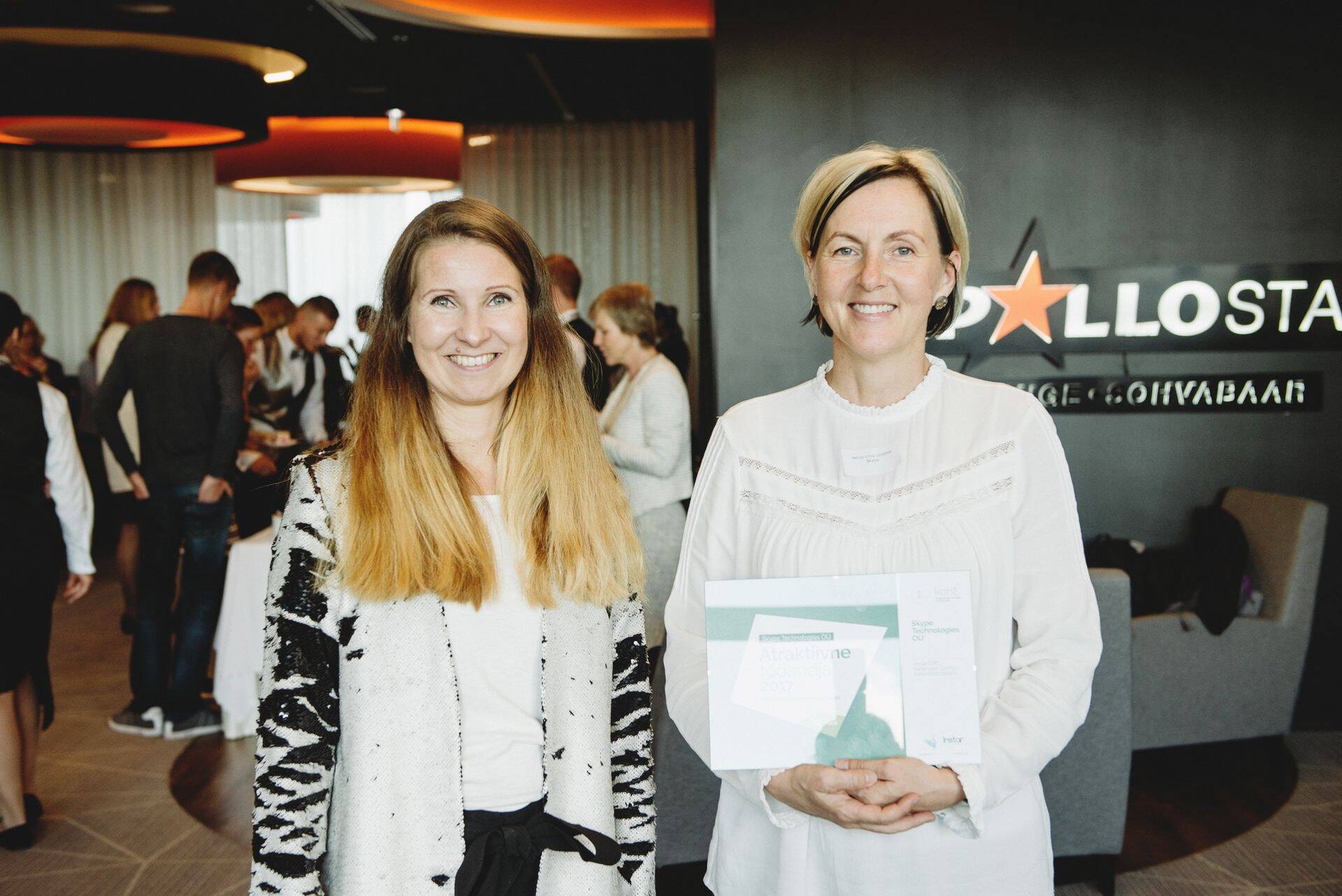 Tööandja brändingu agentuuri juht Kersti Vannas ja Skype Eesti personalijuht Merle Liisu lindma eilsel atraktiivseima tööandja päeval Mustamäe Apollos.