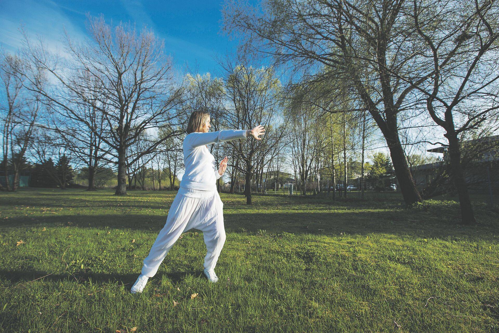 Hiina võimlemiskunstiga qigong saab tegeleda igal pool, pildil teeb 10 aastat ala juhendaja olnud Tiina Hindrichson harjutusi Pärnu tennisehalli kõrval.