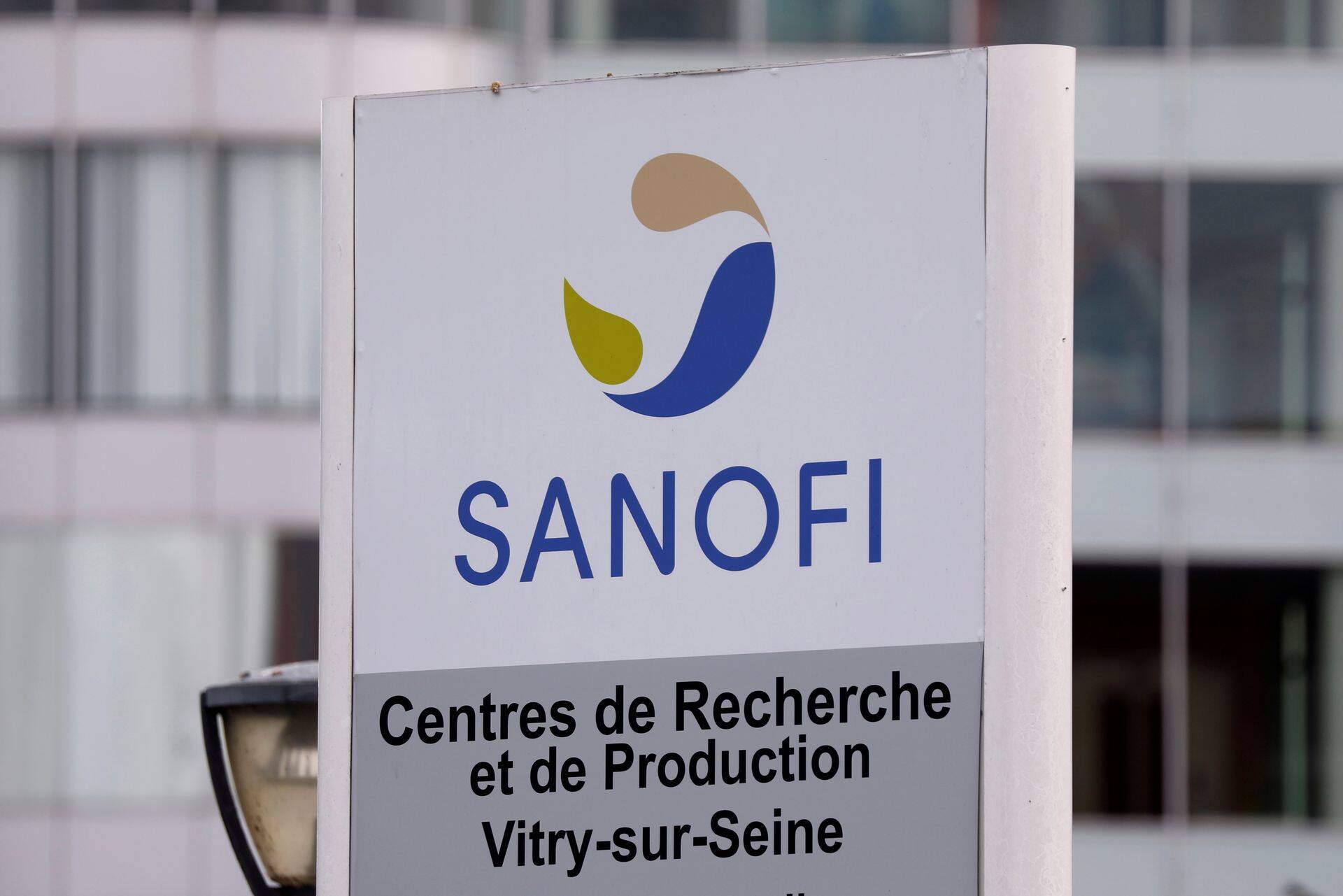 Sanofi logo Prantsusmaa tootmiskeskuse ees.