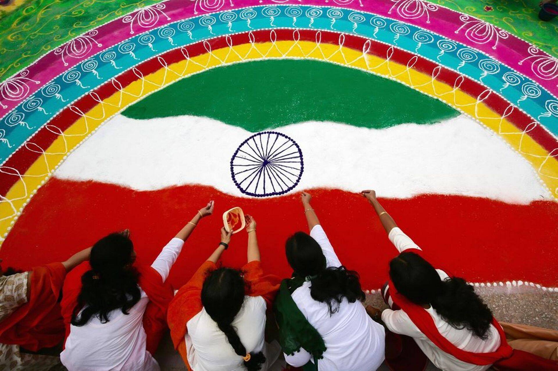 India naised joonistavad riigipüha puhul riigilippu.
