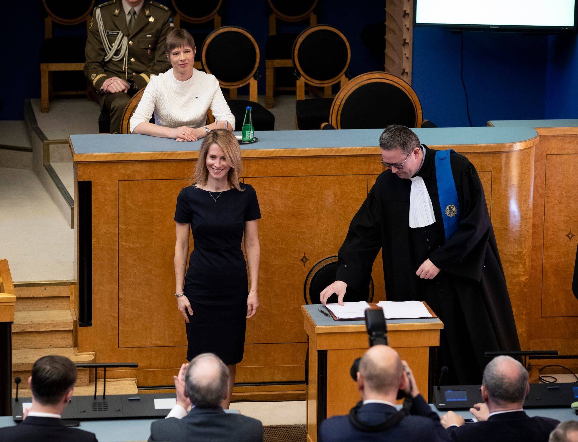 President Kersti Kaljulaid (valges) ja Reformierakonna juht Kaja Kallas (mustas kleidis) eile riigikogu avaistungil.