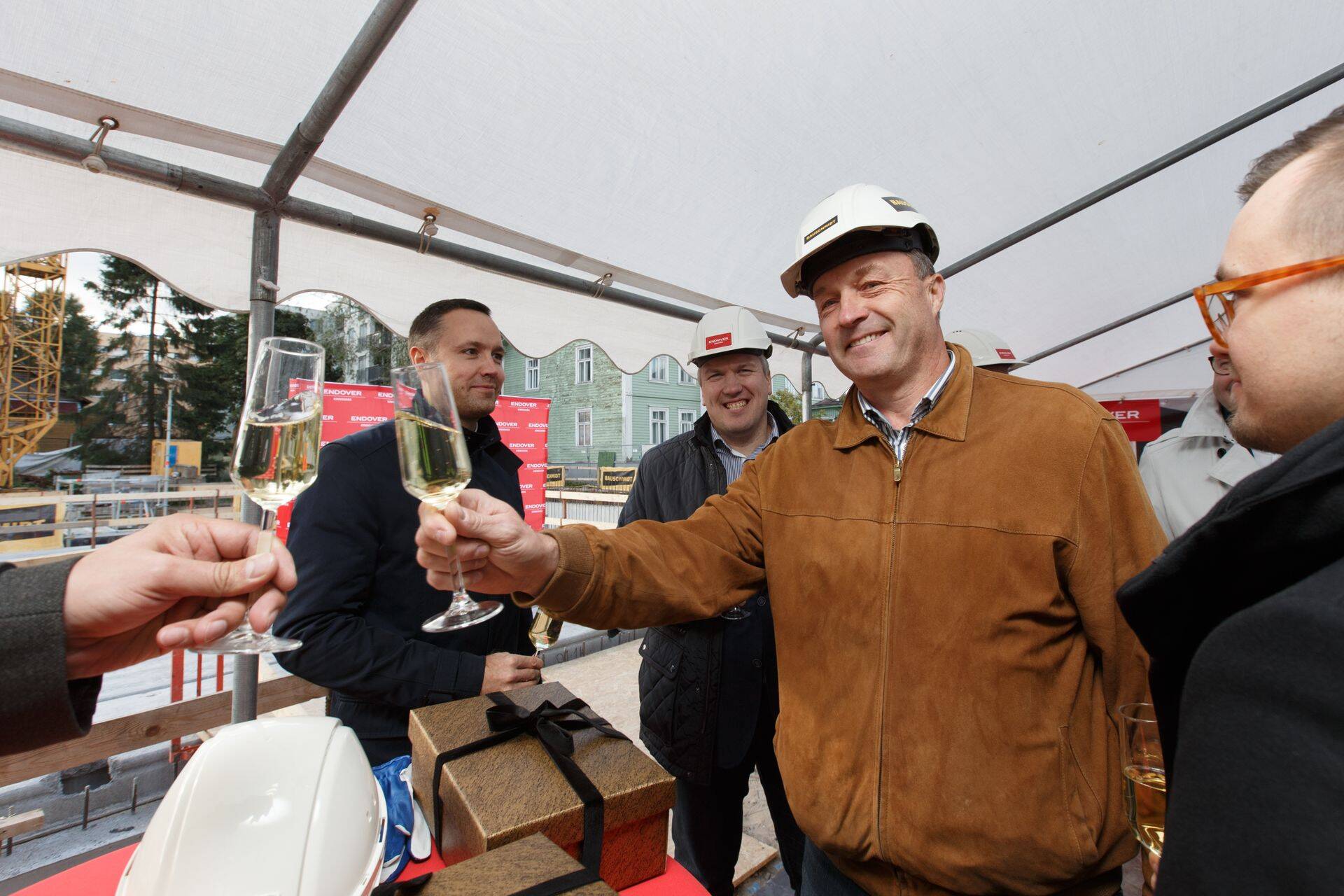 Bauschmidti omanik Mait Schmidt ajal, kui kõik oli veel hästi. Aastal 2015 panid pandi nurgakivi kinnisvaraarendaja Endover Kinnisvara uusarendusele City Residence, mida ehitas Bauschmidt.