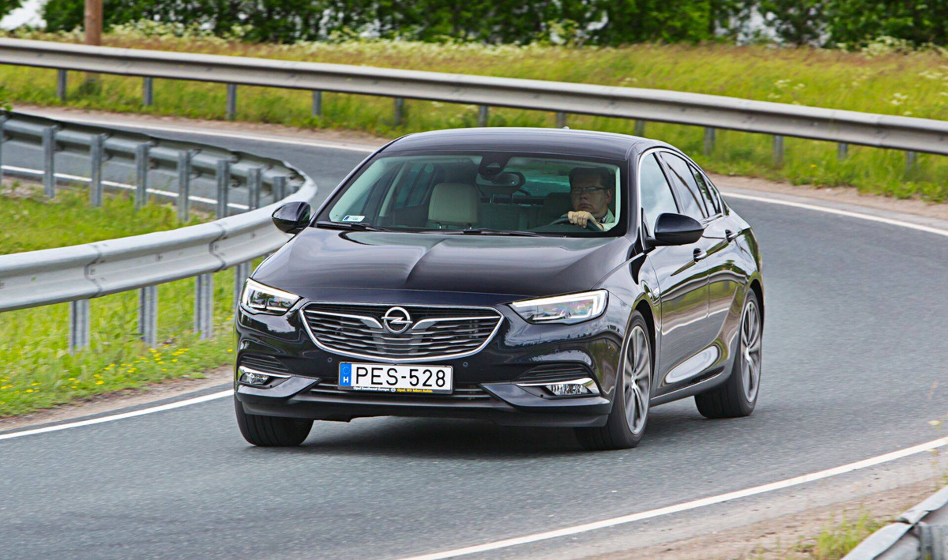 Новый автомобиль Opel Insignia длиннее и шире предшественников, хотя выглядит более обтекаемым.