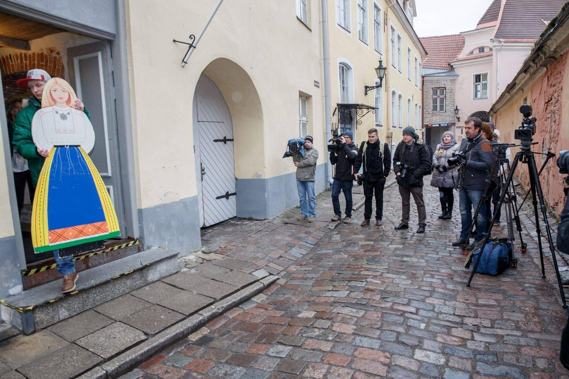 Ajakirjanikud tänavu märtsi lõpus ootamas Keskerakonna juhatuse kogunemist.