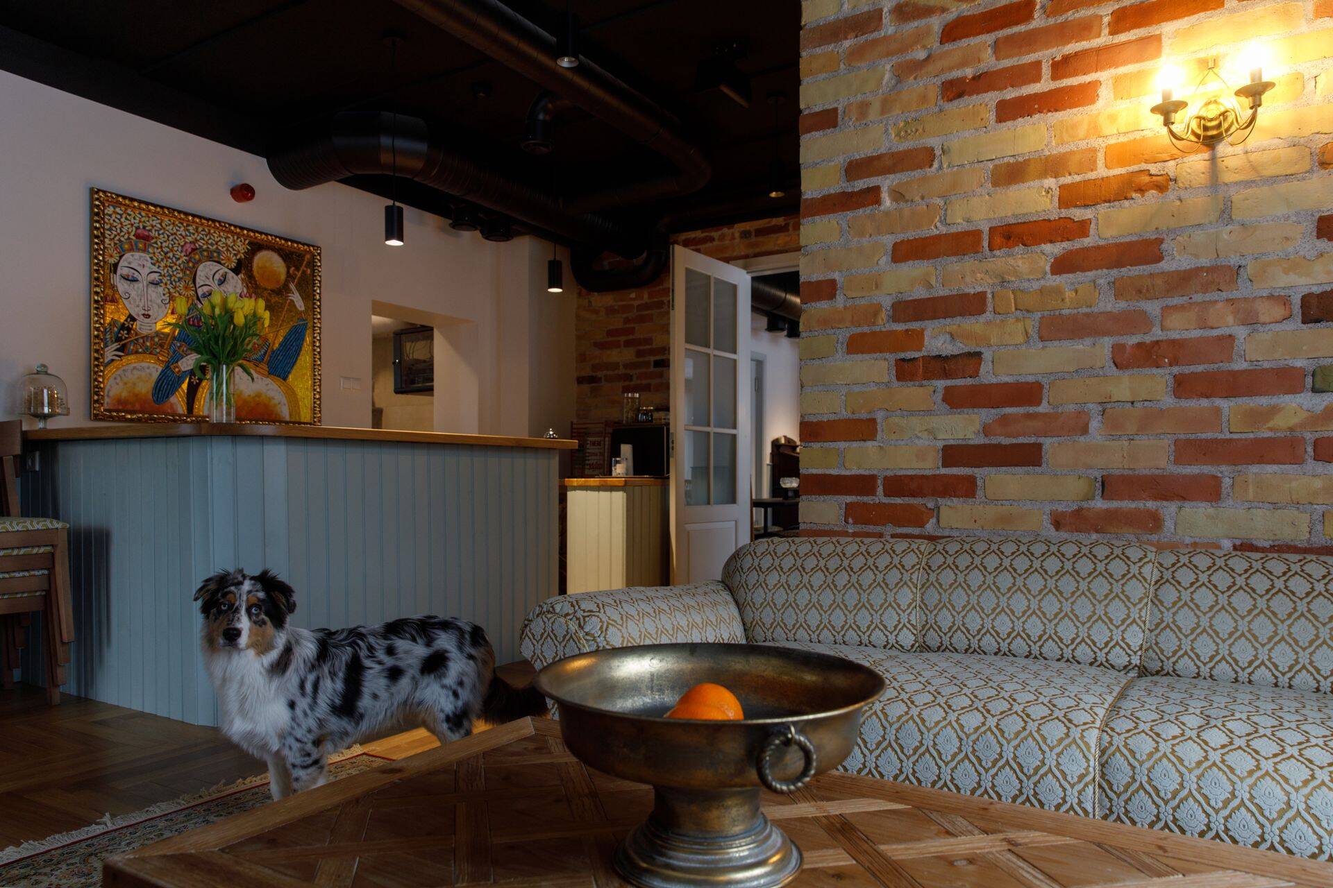 Majutussektoris leiab juba ka positiivseid uudiseid – Haapsalus avasid näiteks Veiko ja Daire Kaup uue hotelli, mis on spetsialiseerunud peamiselt 
meeskonnaüritustele. “2020. aasta kevadel jäi plaan küll seisma, kuid mõtlesin, et ega see olukord elu lõpuni kesta. Samal suvel hakkasimegi 
edasi ehitama,” ütles Daire Äripäevale.