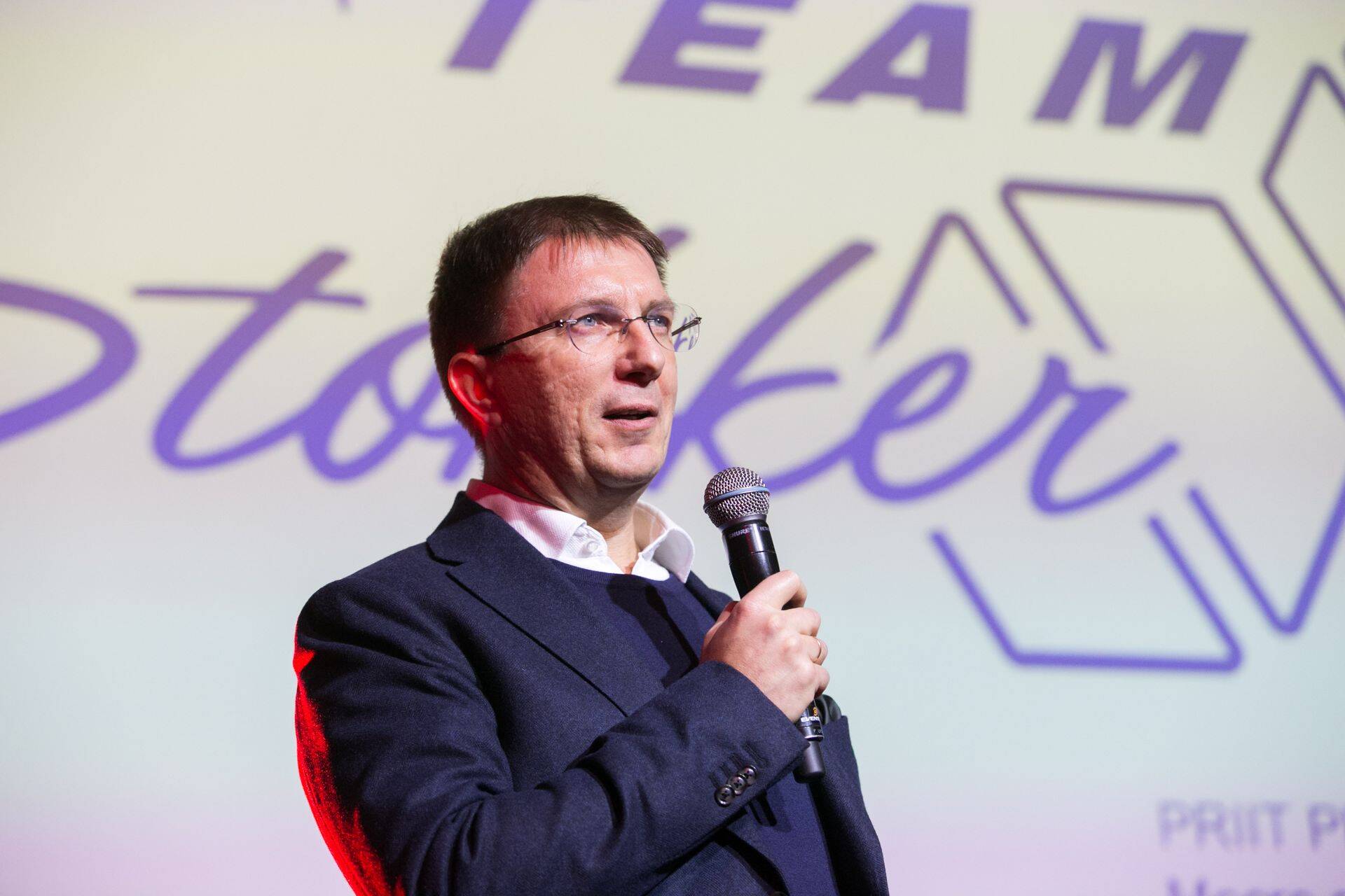 Stokker omandas hiljuti 49% Soome aia- ja metsatehnika hulgimüügiettevõttest Teräosa OY. Eesti ettevõtte juhi Priit Printsi sõnul meelitas neid Soome laienema kallim hinnatase.