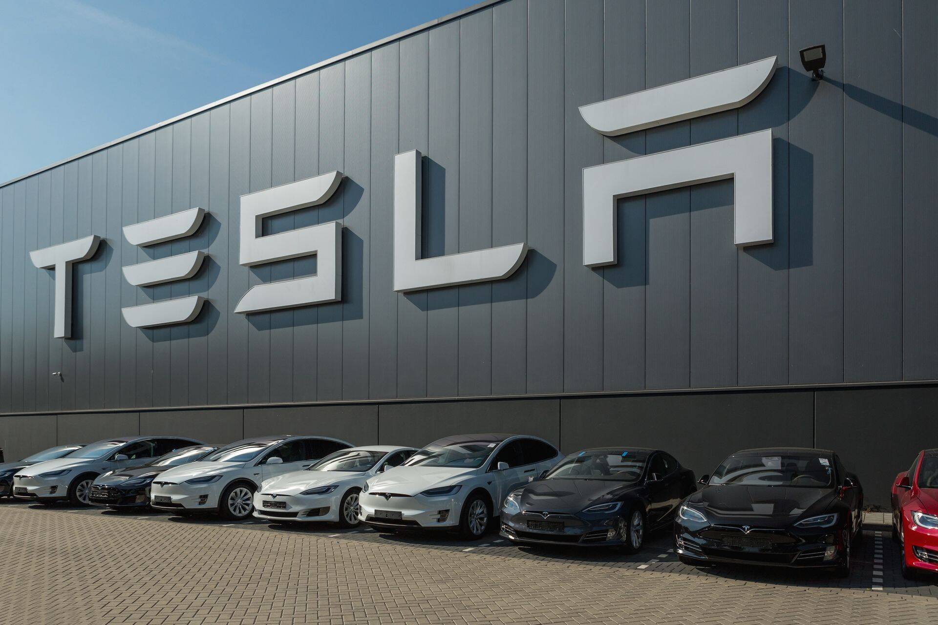 Tesla on sunnitud uuesti tootmisplaani vähendama.