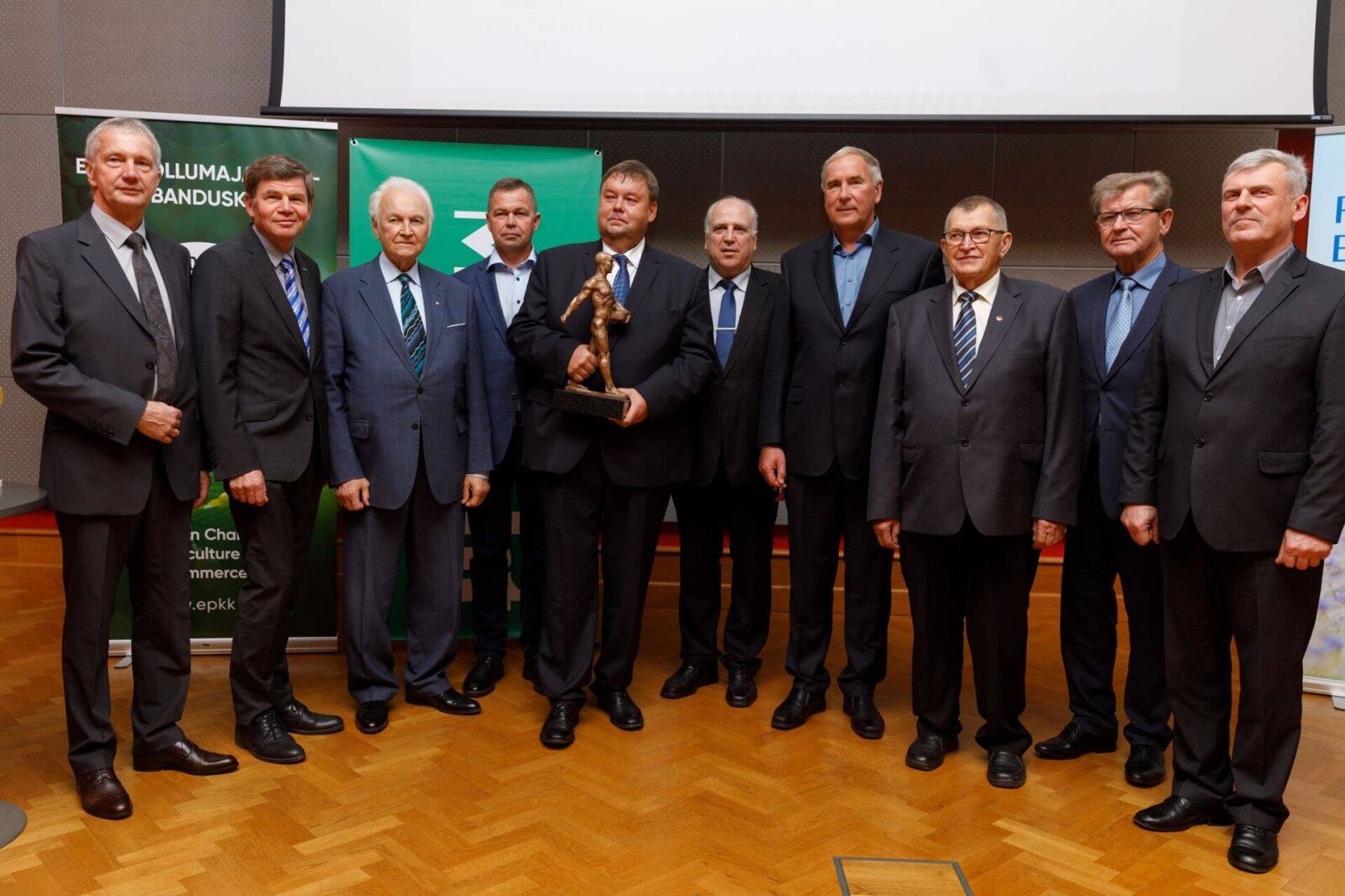 Aasta põllumehed õnnitlemas tänavust aasta põllumeest Indrek Klammerit. Fotol ka president Arnold Rüütel ja endine maaeluminister Mart Järvik.