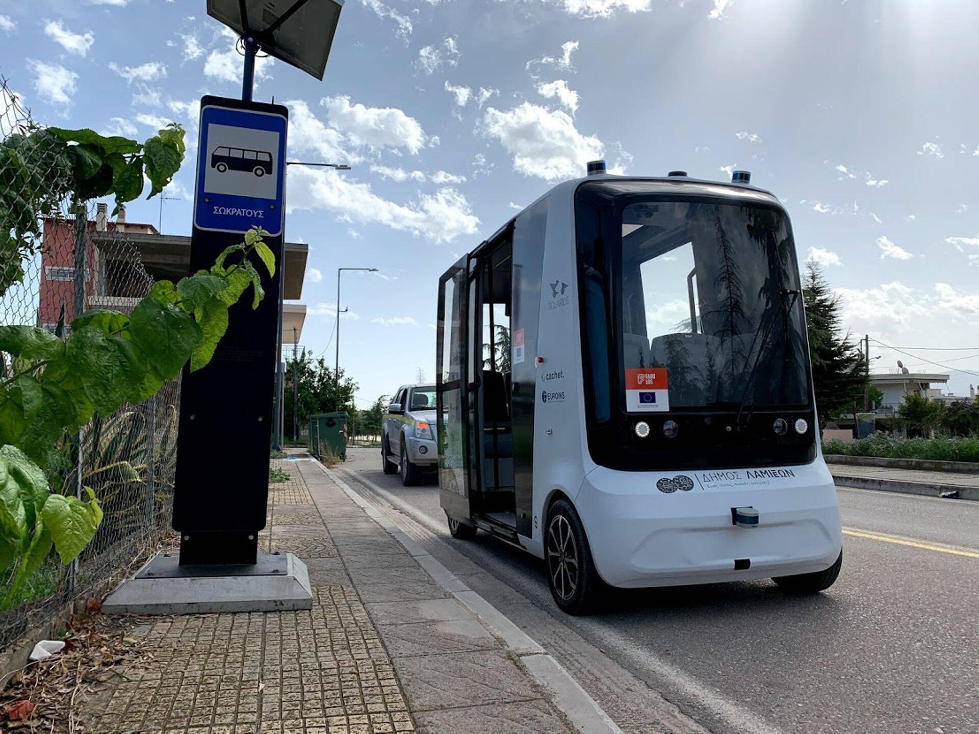 Iseautod hakkavad sõita Kreeka linna Lamia tänavatel.