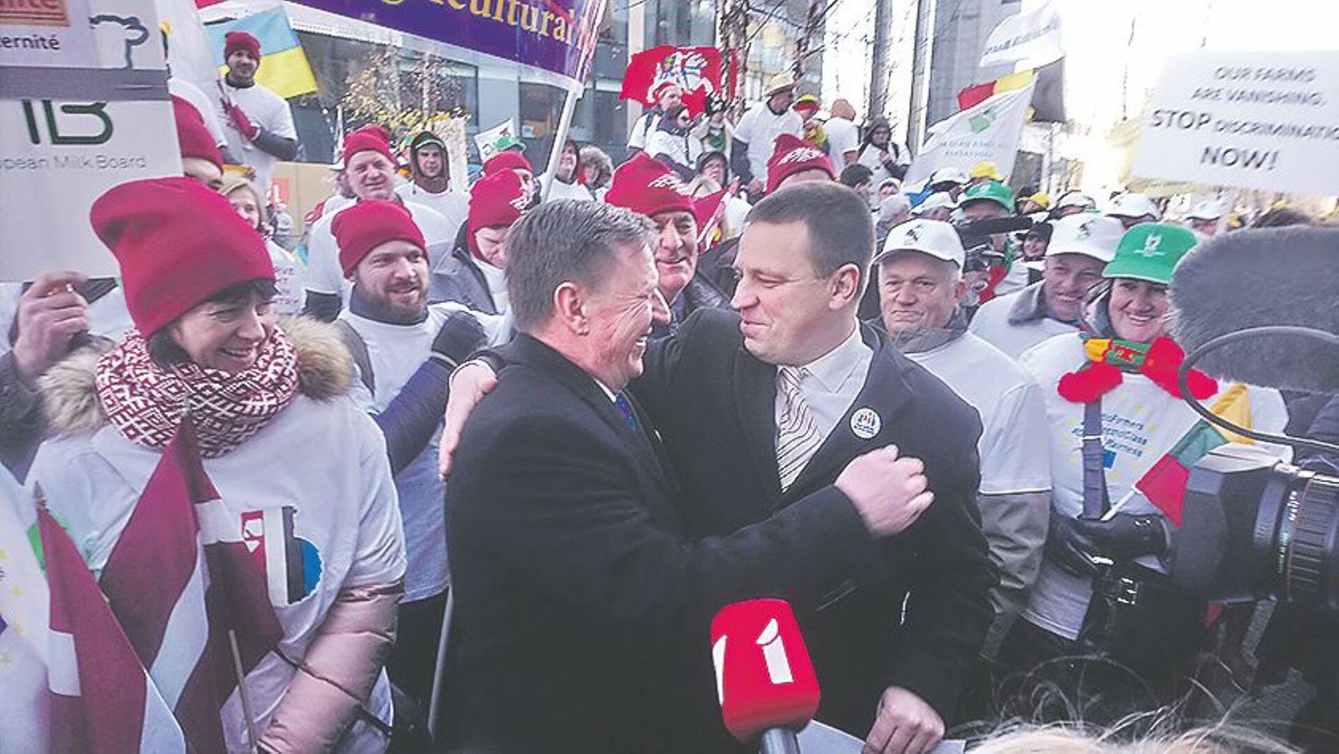 Eesti ja Läti peaministrid põllumehi toetamas Brüsselis toimunud meeleavaldusel