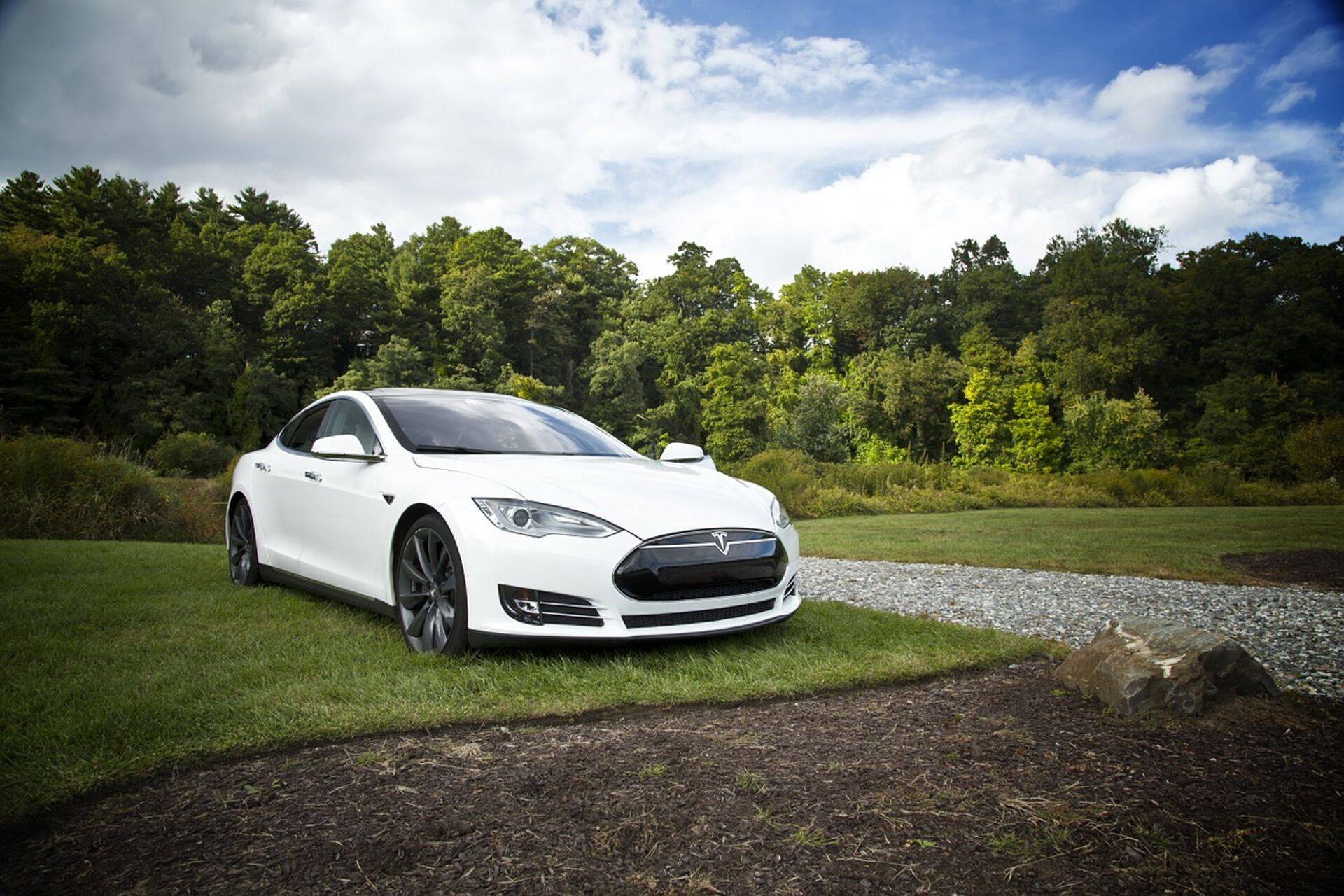 Tesla обошла по продажам в Европе люксовые модели Mercedes и BMW