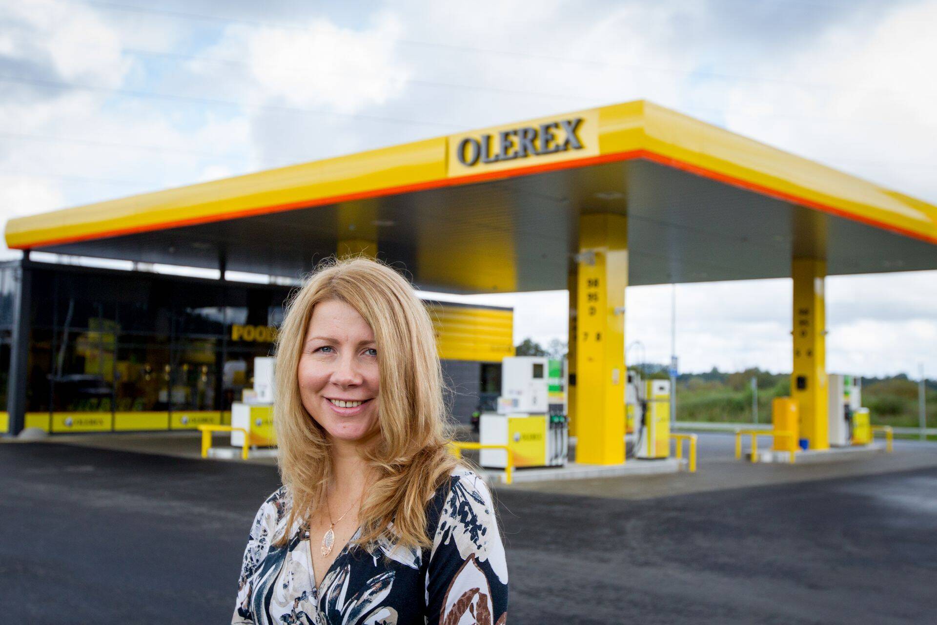 Olerexi juht Piret Miller ettevõtte tanklas.