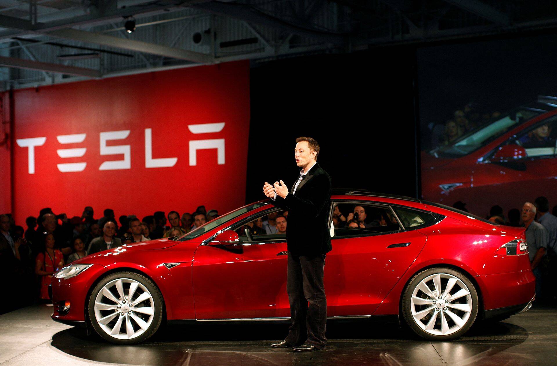 Tesla on autoturu tippu kergitanud suurenev toodetud sõidukite arv, innovatsioon ja tulevikku suunatus.