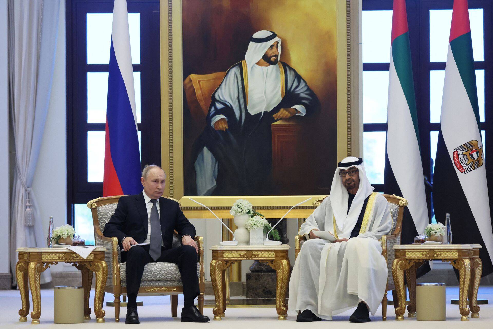 Abu Dhabi šeik Mohamed bin Zayed (paremal) võttis Venemaa presidendi Vladimir Putini küll suursuguselt vastu, ent sisuliselt on naftatootjate seas tüli omajagu.