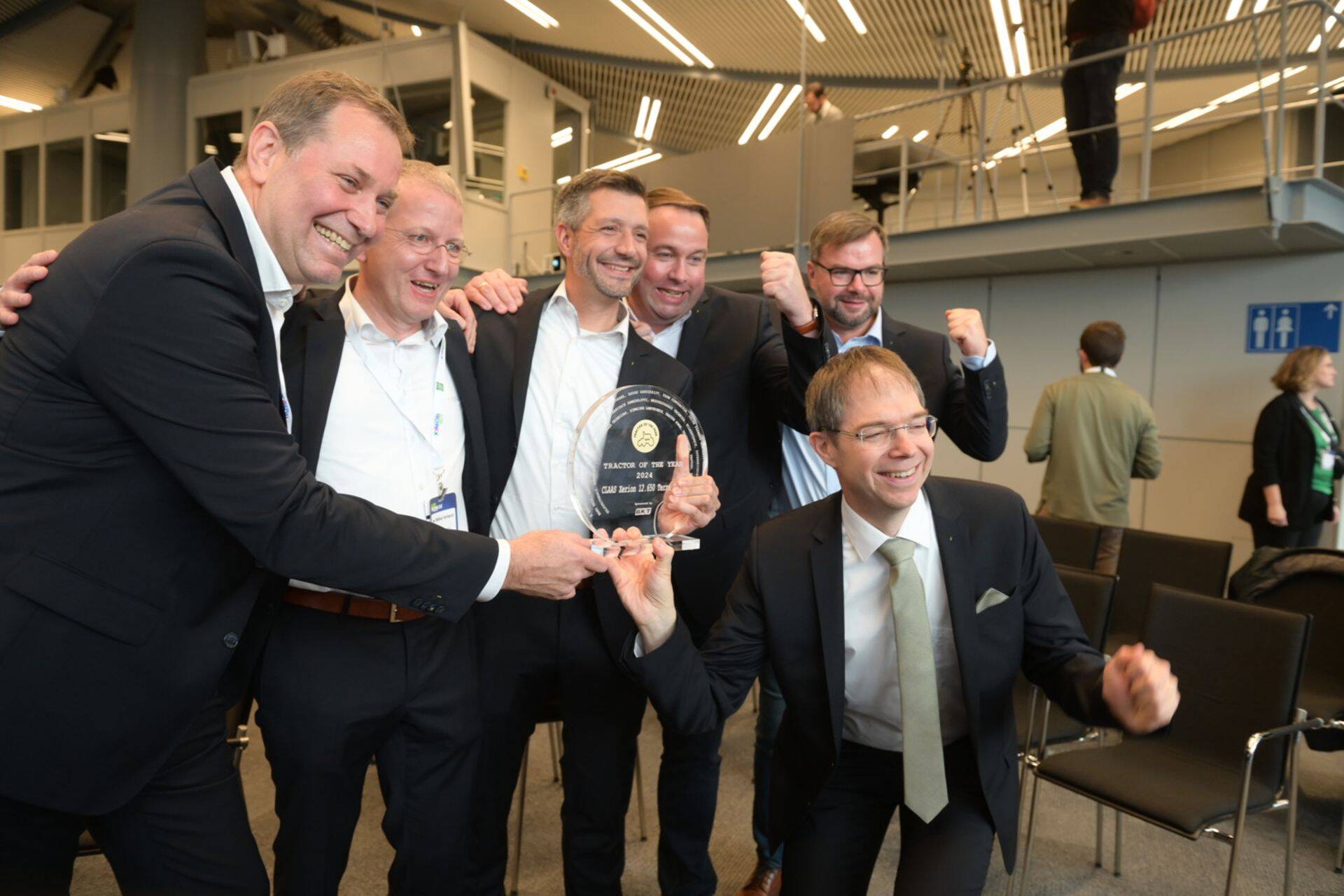 Vasakult paremale: Jan-Hendrik Mohr, Jan-Willem Verhorst, Johannes Weisbrodt, Ingo Kirchbeck, Martin von Hoyningen-Huene ja Matthias Mumme rõõmustavad aasta traktor 2024 auhinna üle.
