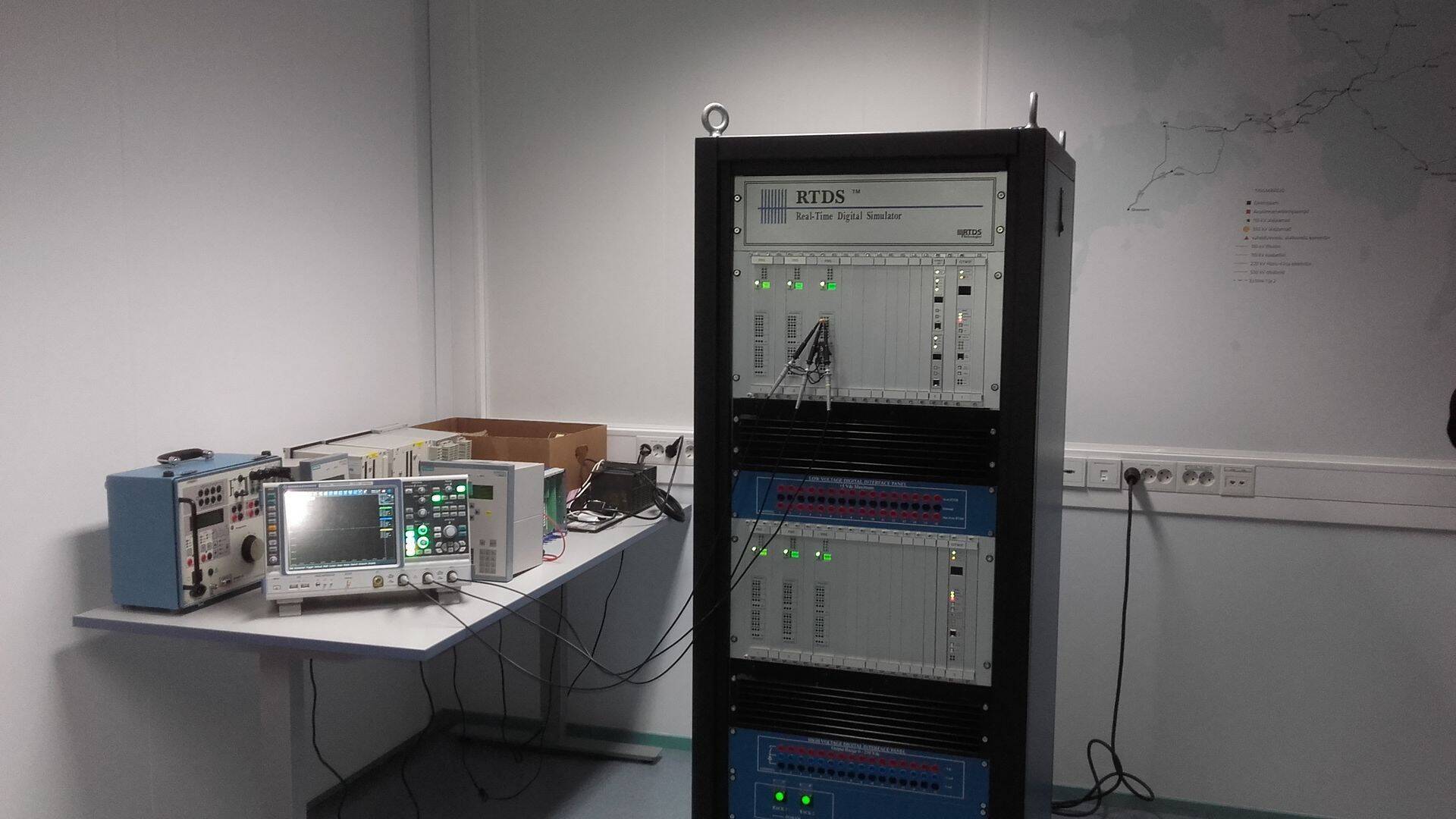 Labori kalleim ning kõige uuem seade on RTDS simulaator.