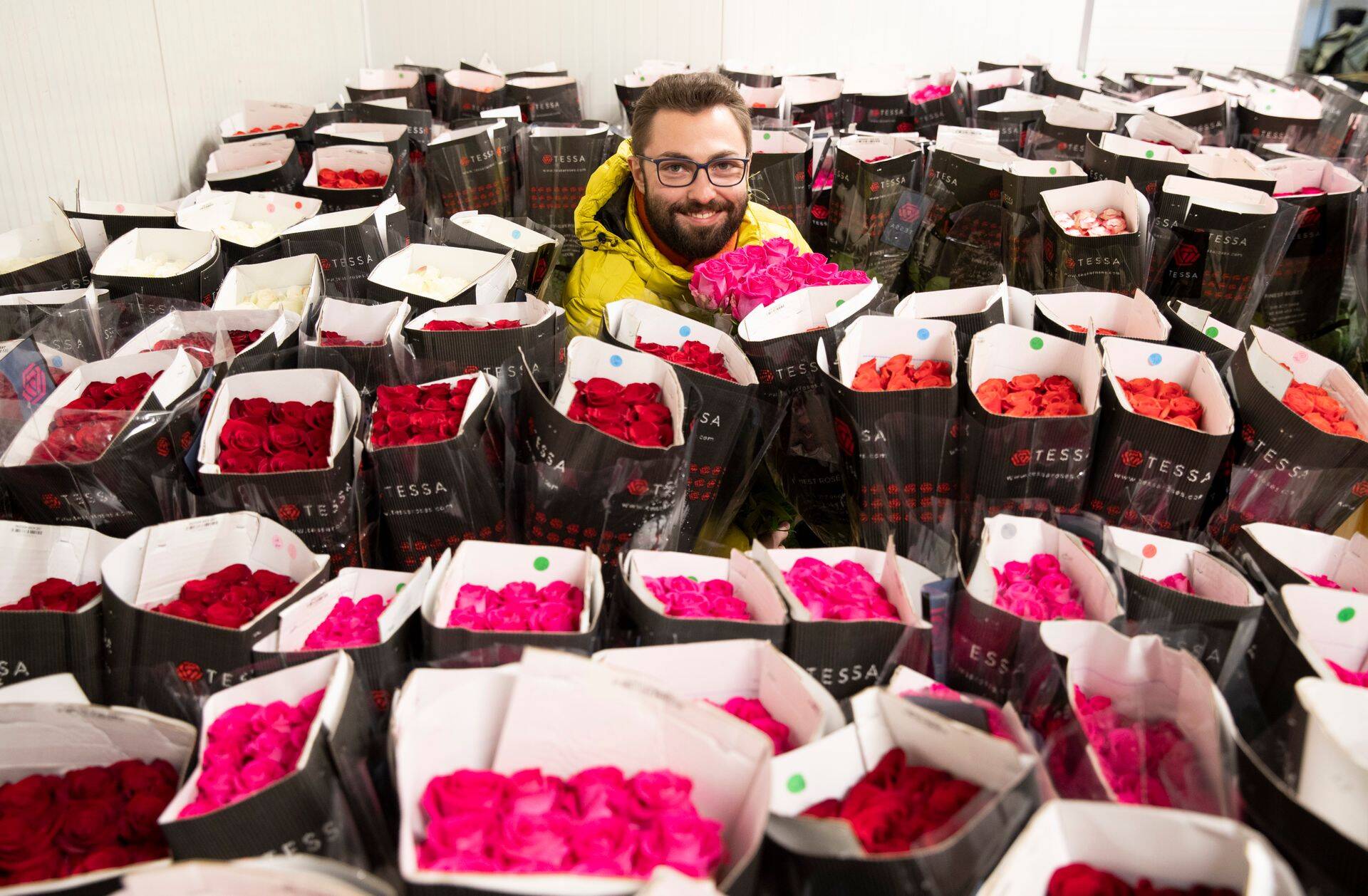 По наблюдениям Алексея Кунчева, большинство покупателей предпочитают обычные красные, белые и розовые розы.