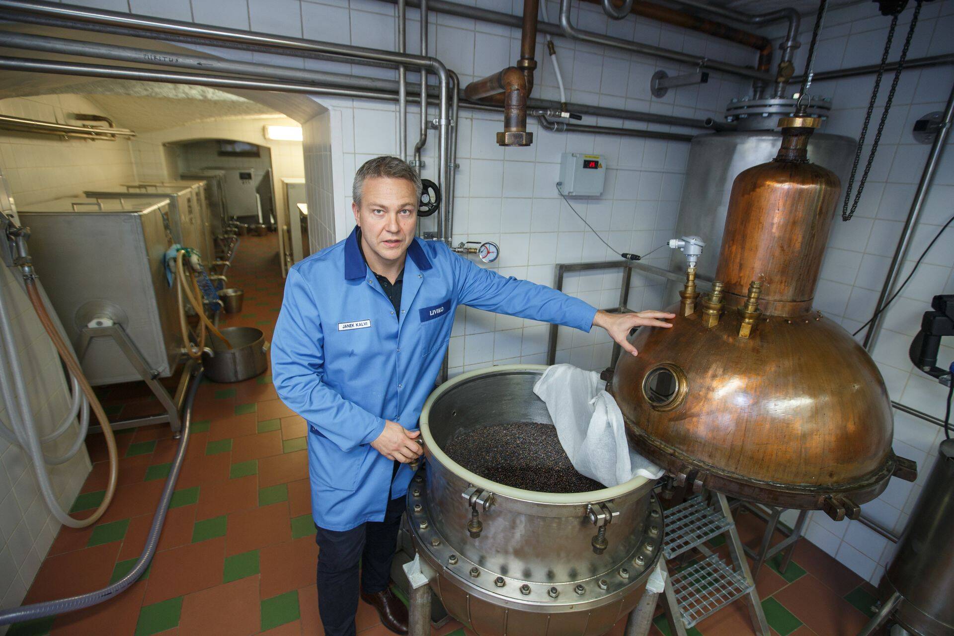 "Eestis sai Läti piirikaubandus hoo sisse 2015. ja 2016. aastal ja seda Taavi Rõivase valitsuse järskude kange alkoholi aktsiisi tõstmiste tõttu. Neid aastaid võib tagantjärele nimetada alkoholibuumi aastateks," ütles Janek Kalvi.