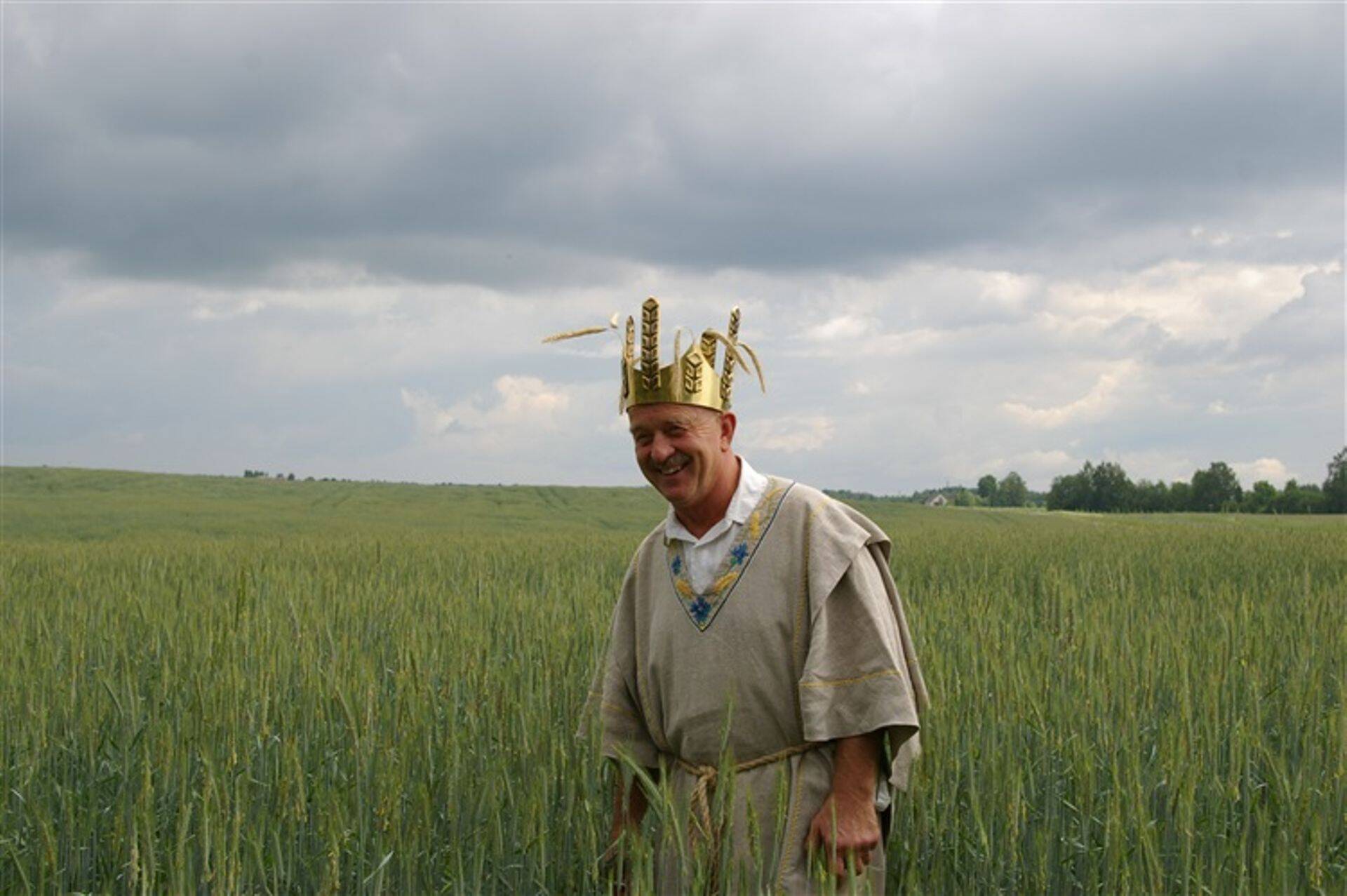 Rukkikuningas oma põlde näitamas.