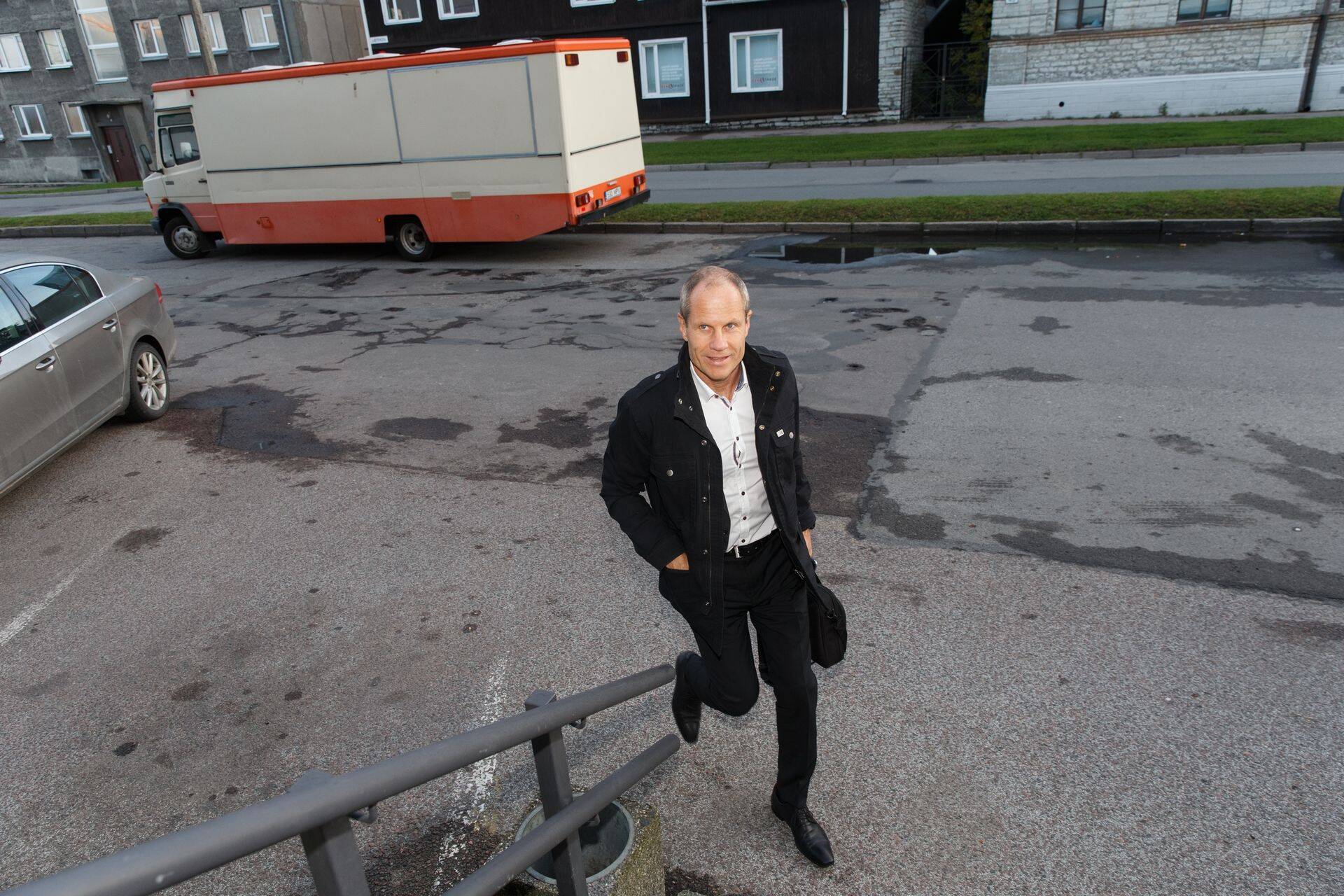 "Julgen öelda, et need, kes on tegelenud ettevõtlusega ja ka ise ettevõtteid loonud, näevad riigikogus asju teistmoodi. Paraku on neid tugevas vähemuses," ütles Toomas Tõniste.