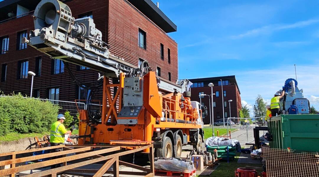 Maapõuest soojusenergia ammutamiseks vajaliku poole kilomeetri sügavuse puuraugu puuris inseneribüroo Steiger. Töid tehti eelmise aasta suve lõpul.