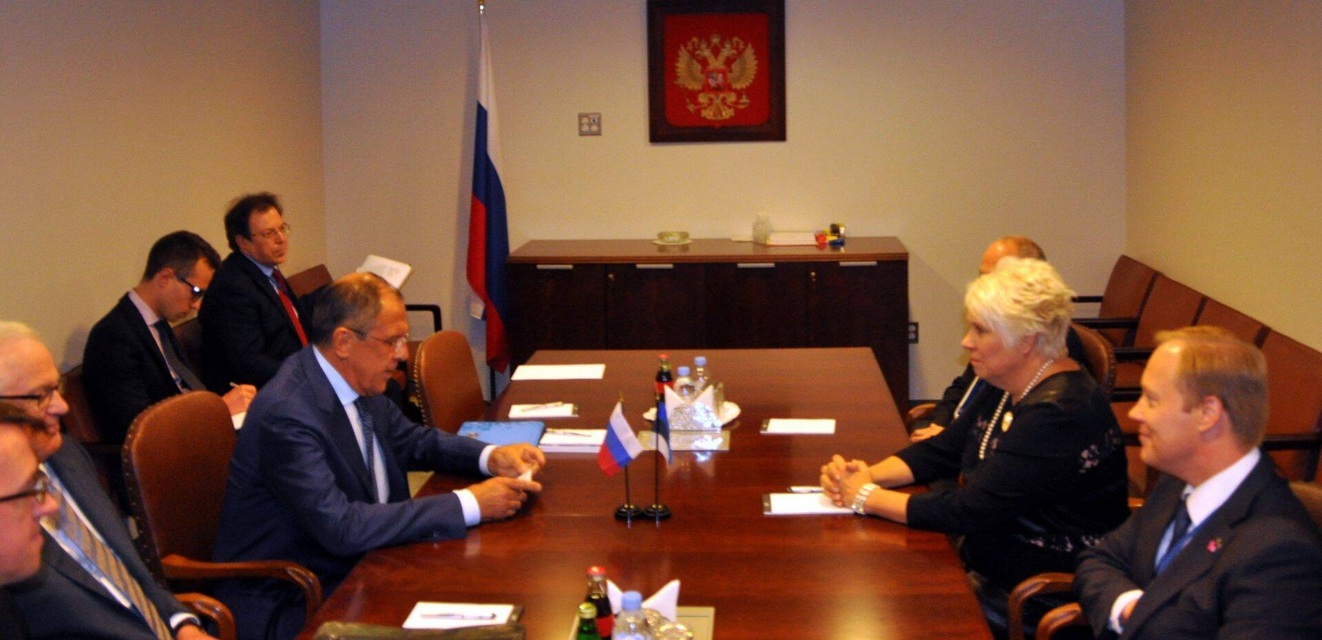 Eesti välisminister Marina Kaljurand (paremal) ja Vene välisminister Sergei Lavrov