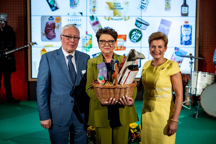 Fotol 2024. aasta toidukonkursi auhindamine: vasakult Toiduliidu volikogu esimees Veljo Ipits, Vabariigi Presidendi abikaasa pr Sirje Karis, Toiduliidu juht Sirje Potisepp