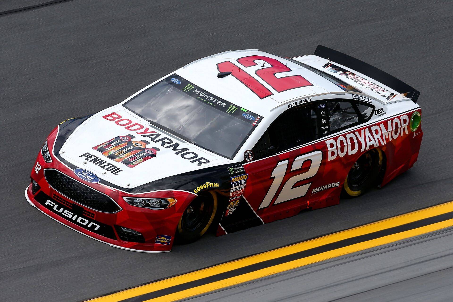 Nascari sõitja Ryan Blaney auto on BodyArmori värvides.