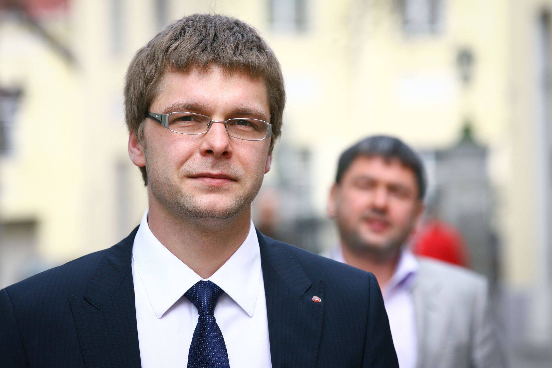 Oleg Ossinovski vari paistab Jevgeni Ossinovski tagant.