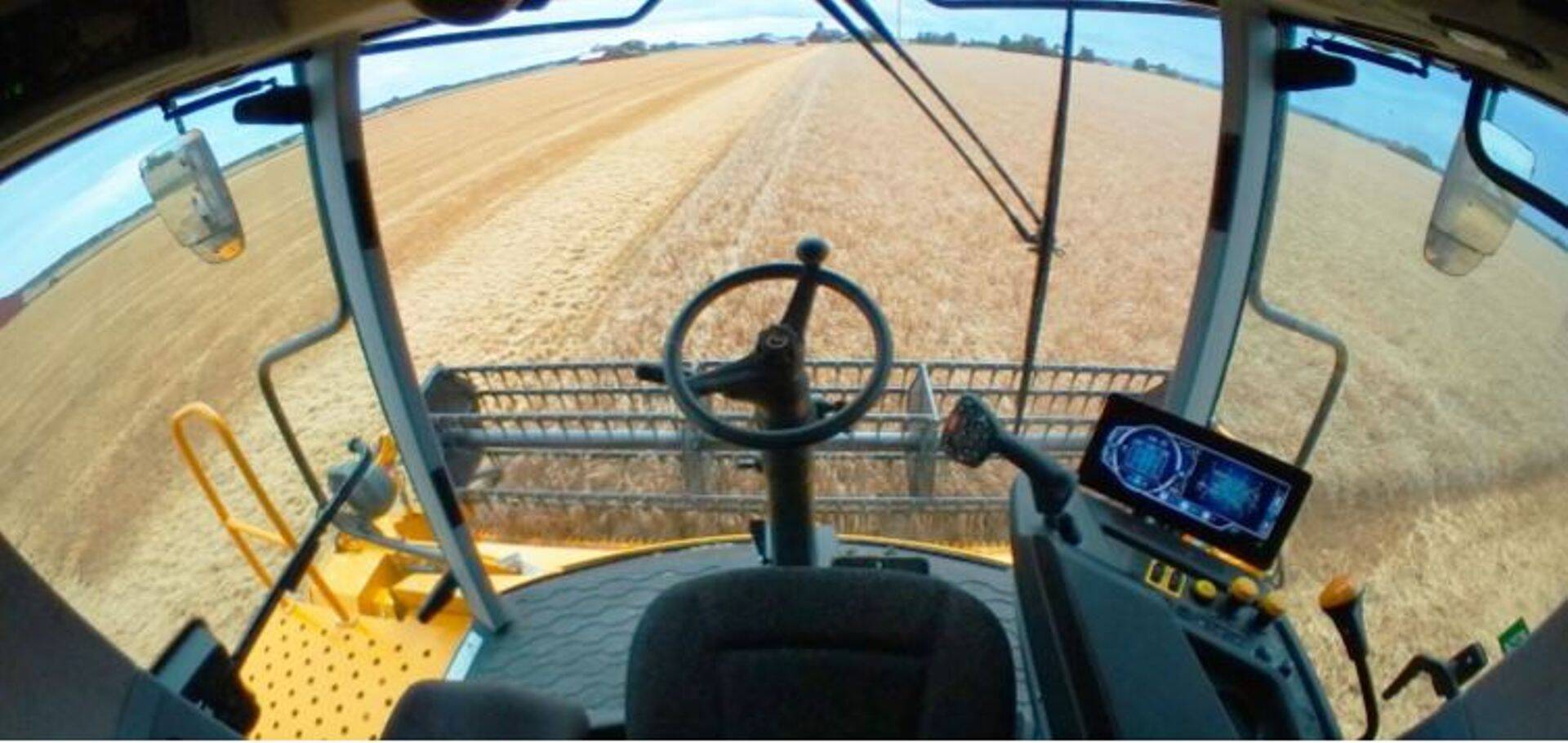 Uuel kombainil on kasutuses juba eelmistest mudelitest tuntud hea ja mugav „Avara“ kabiin ja „Comvisio2“ juhtimiskompuuter
