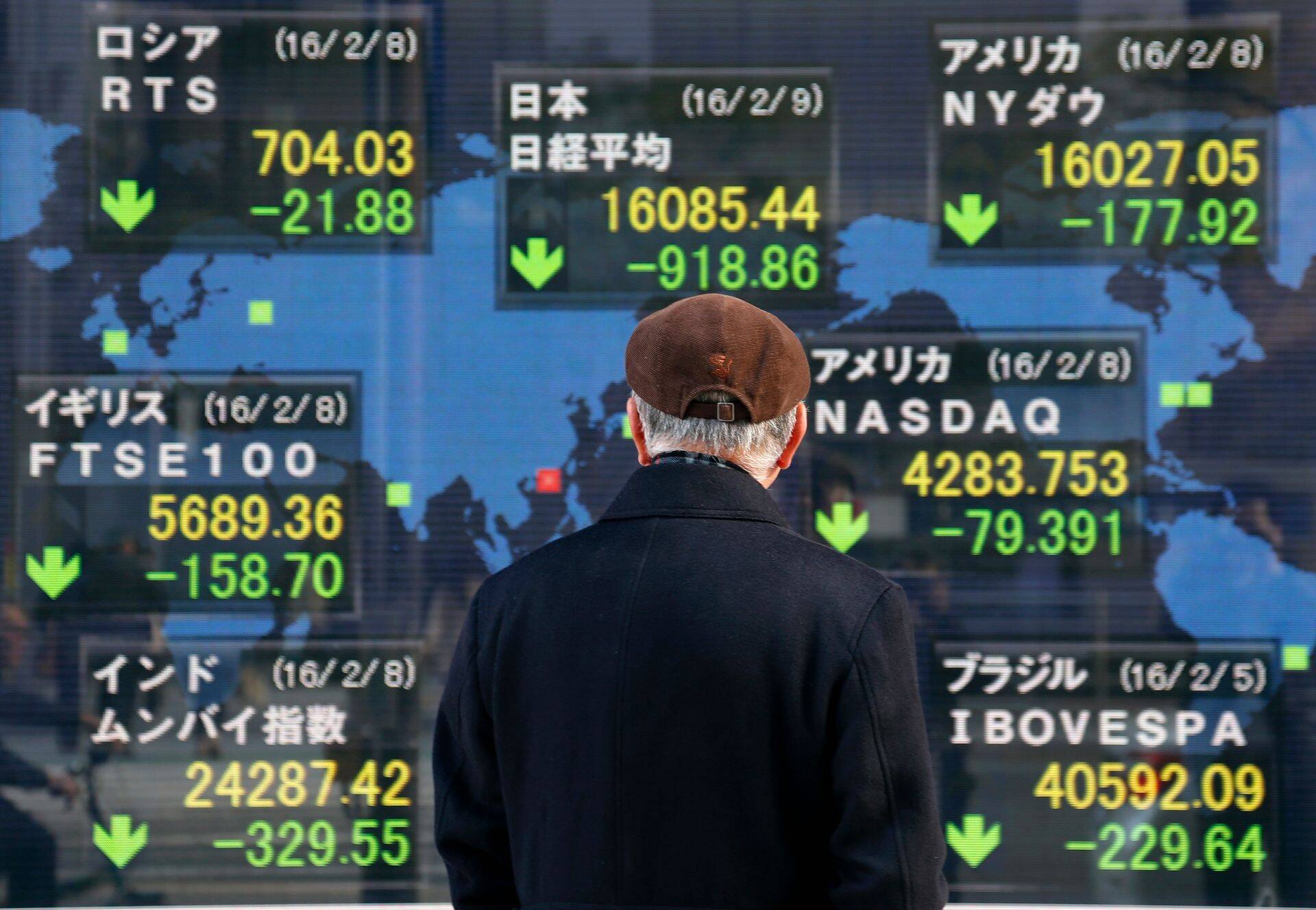 Европейские биржи начали день с падения