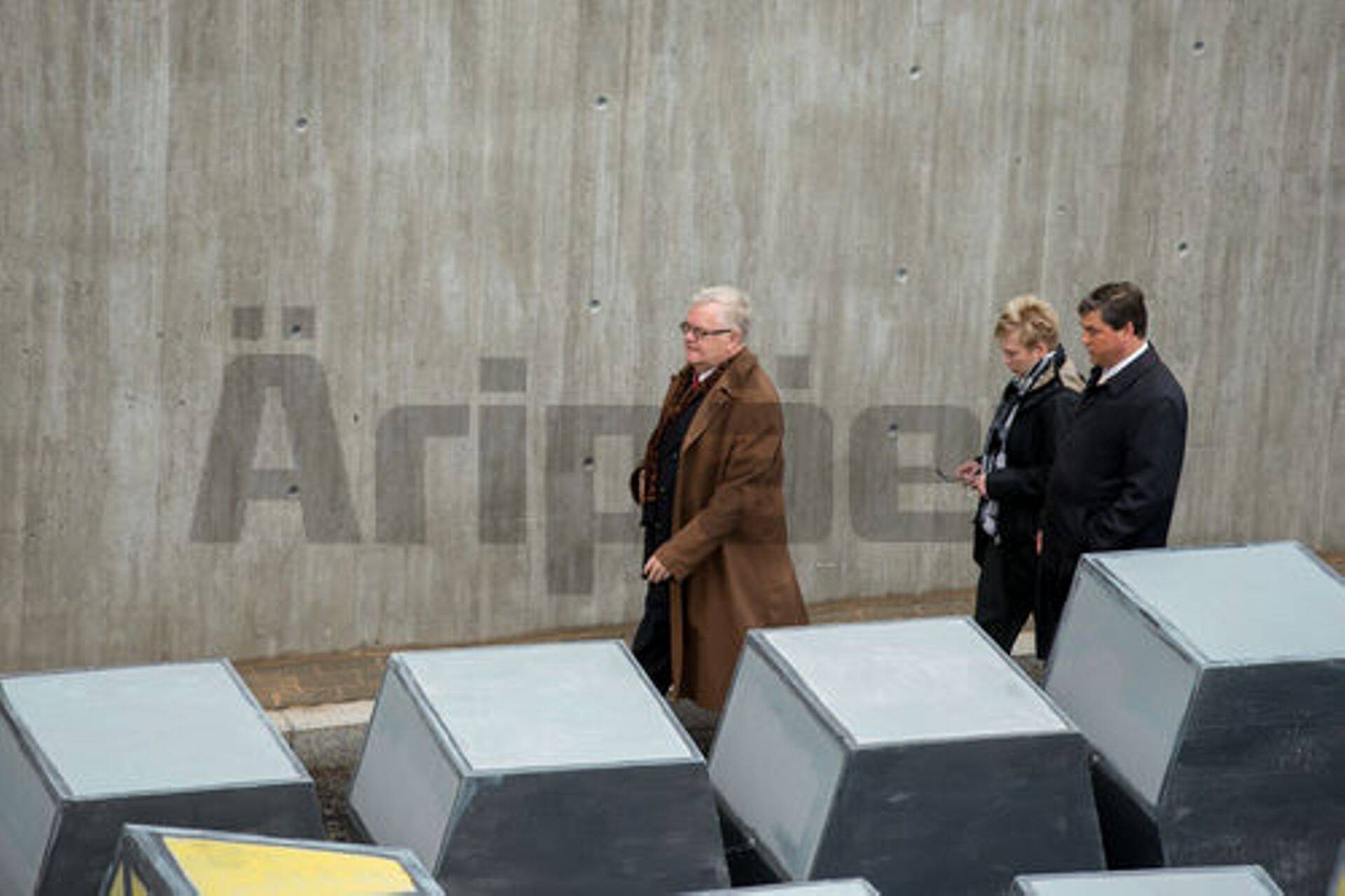 Linnapea Edgar Savisaar koos nõunike Moonika Bartrakova ja Meelis Paiga 2013. a oktoobris Ülemiste liiklussõlme avamas.