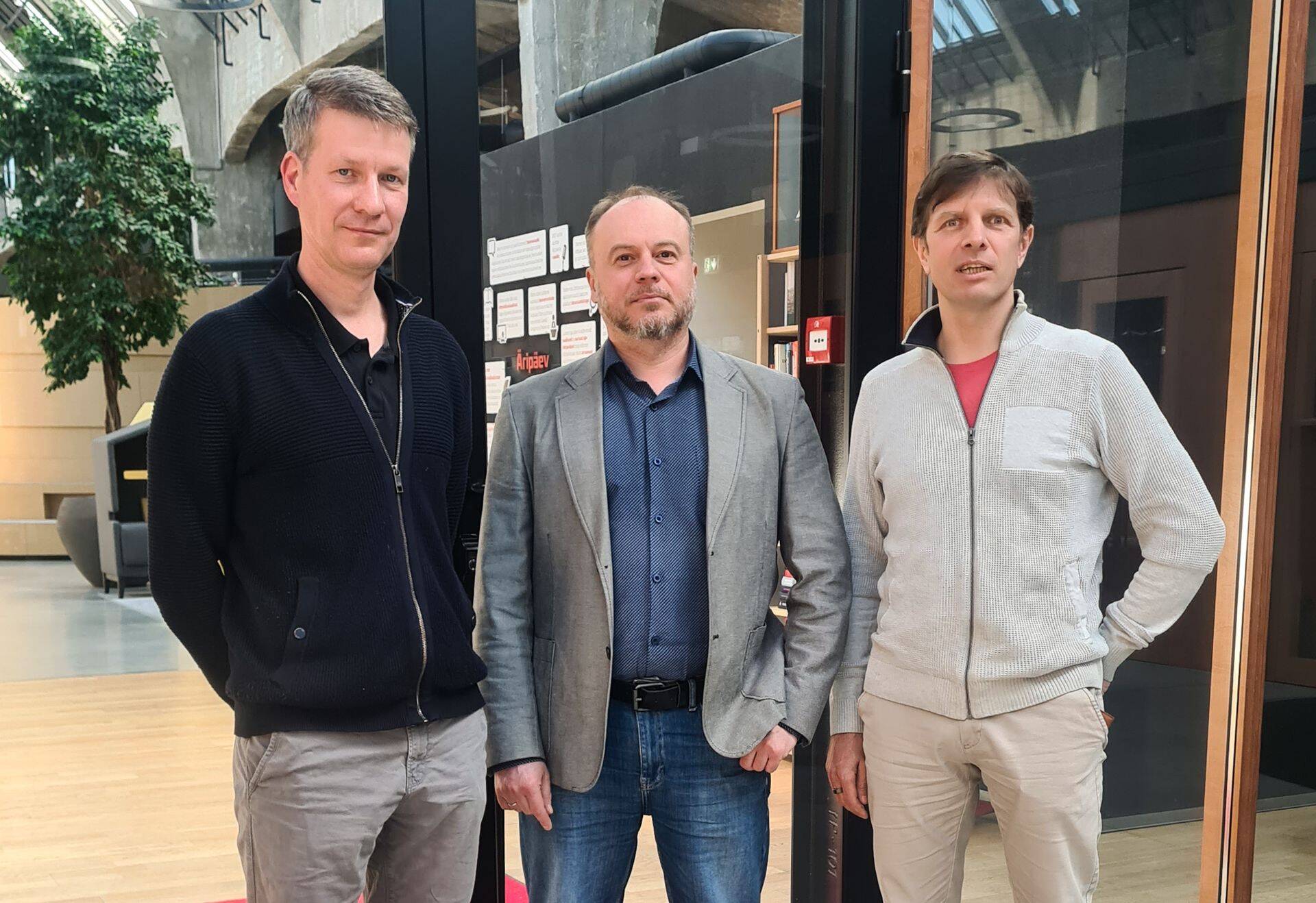 Taavi Uudam, Juri Dusko ja saatejuht Priit Kallas.