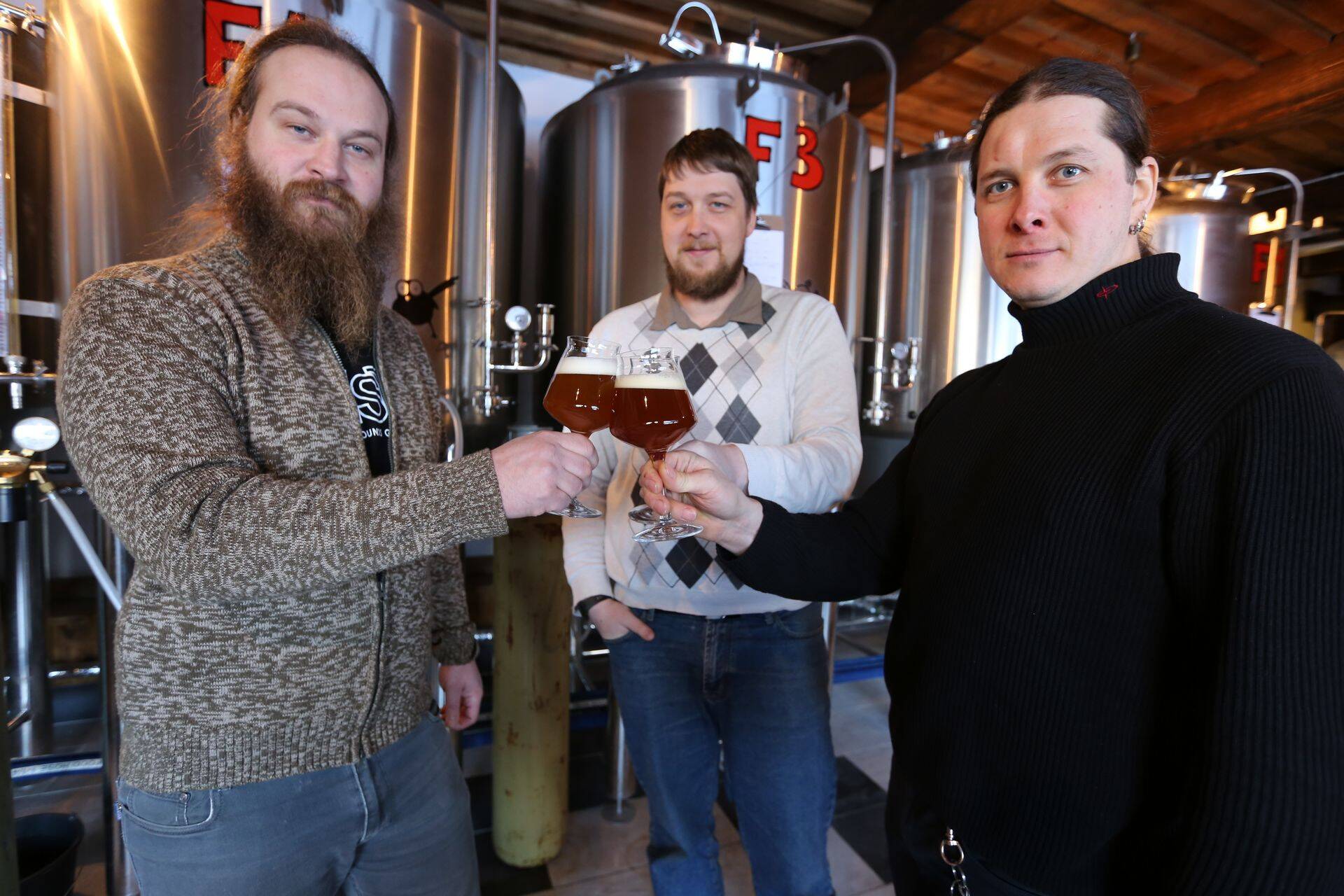 Põlvamaal Kõlleste vallas Käbliku turismitalus tegutsev OÜ Käbliku Pruulikoda väljastas esimese toodangu veebruari algul. Pildil juhatuse liikmed ja omanikud: (vasakult) Janar Karakatš, Eerik Absalon ja Marko Muruma.