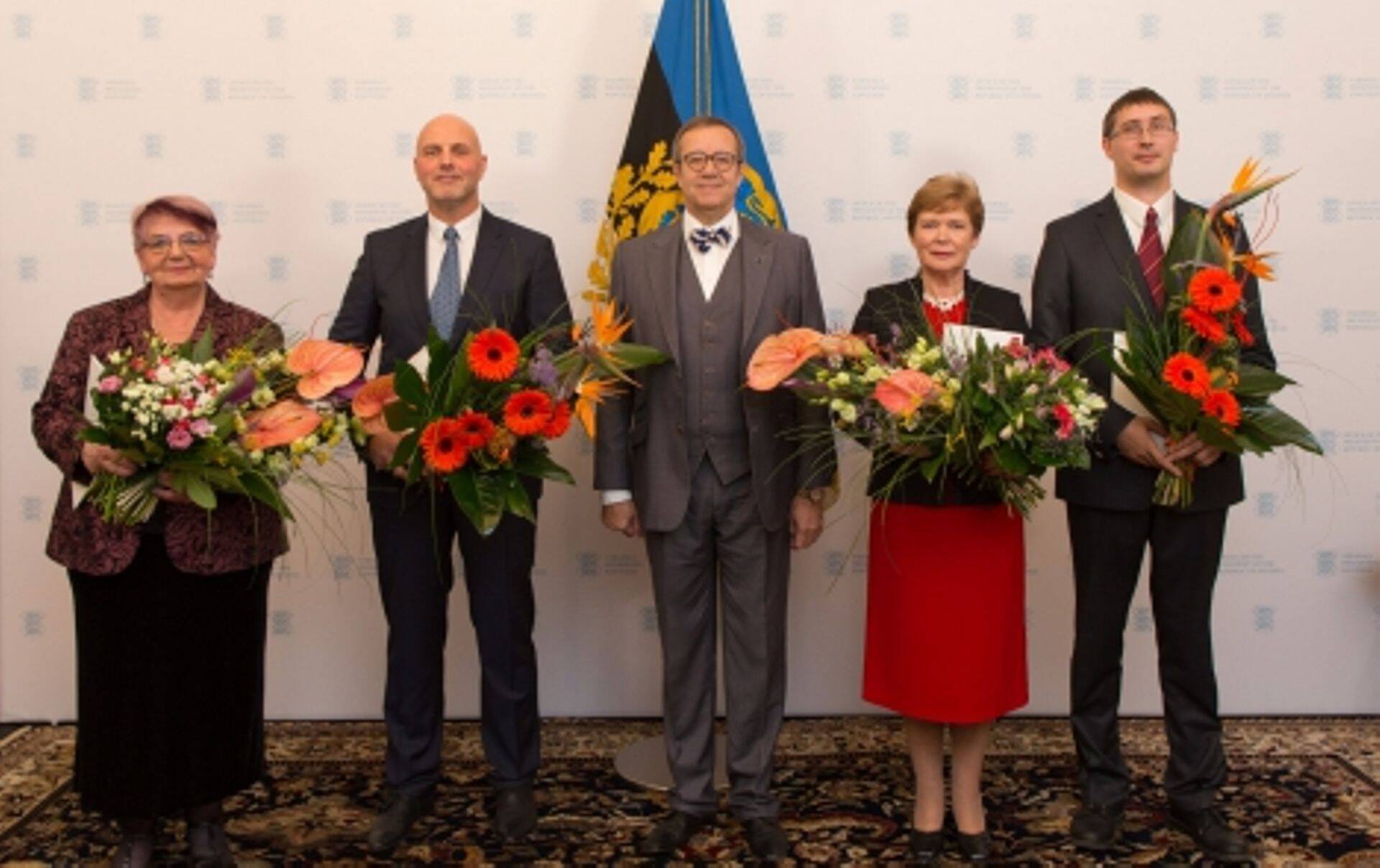 2015. aastal preemia saajad (vasakult): Lilian Tambek, Hendrik Agur, president Toomas Hendrik Ilves, Hele Kiisel ja Erkki Tempel.