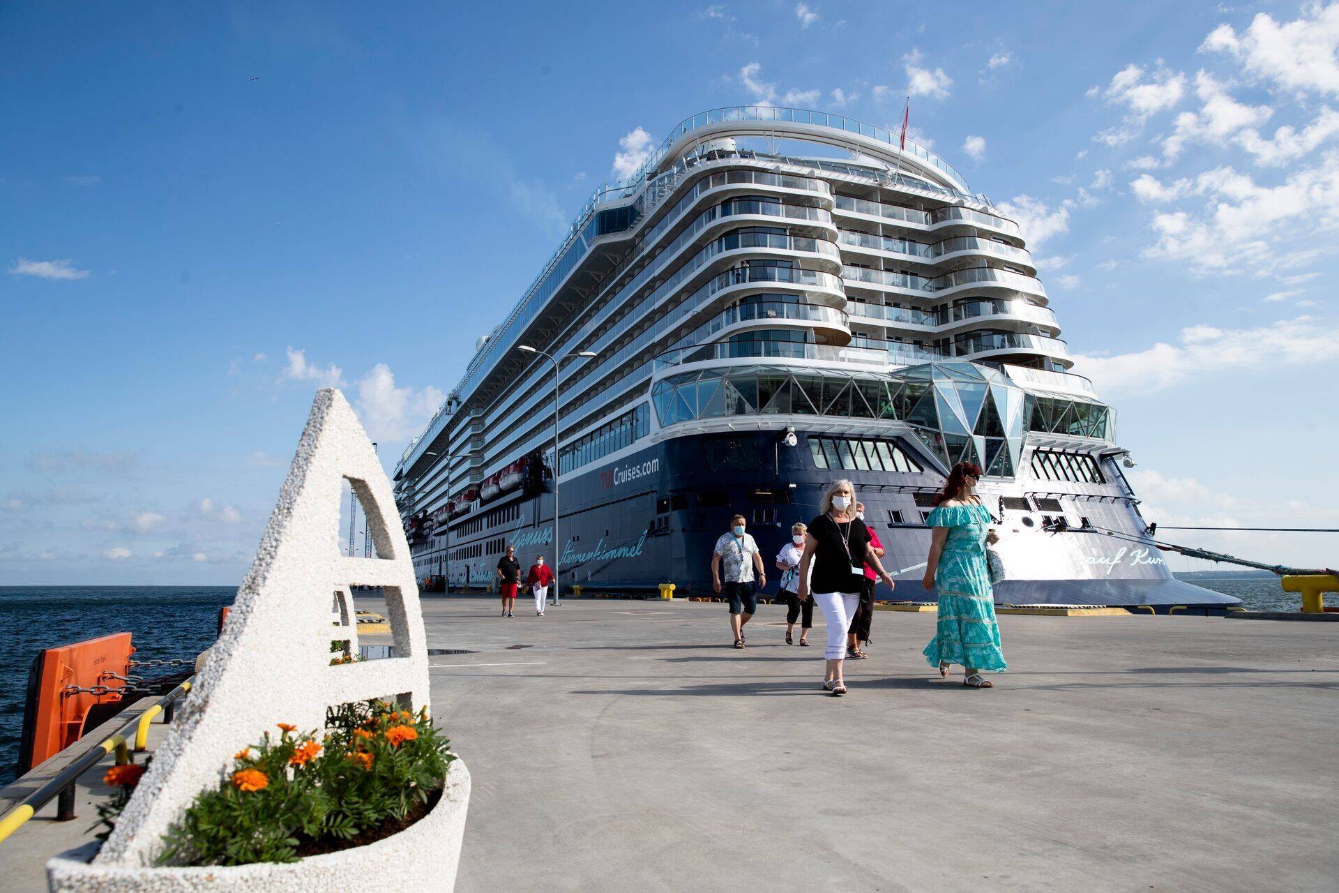 Круизное судно в Таллиннском порту