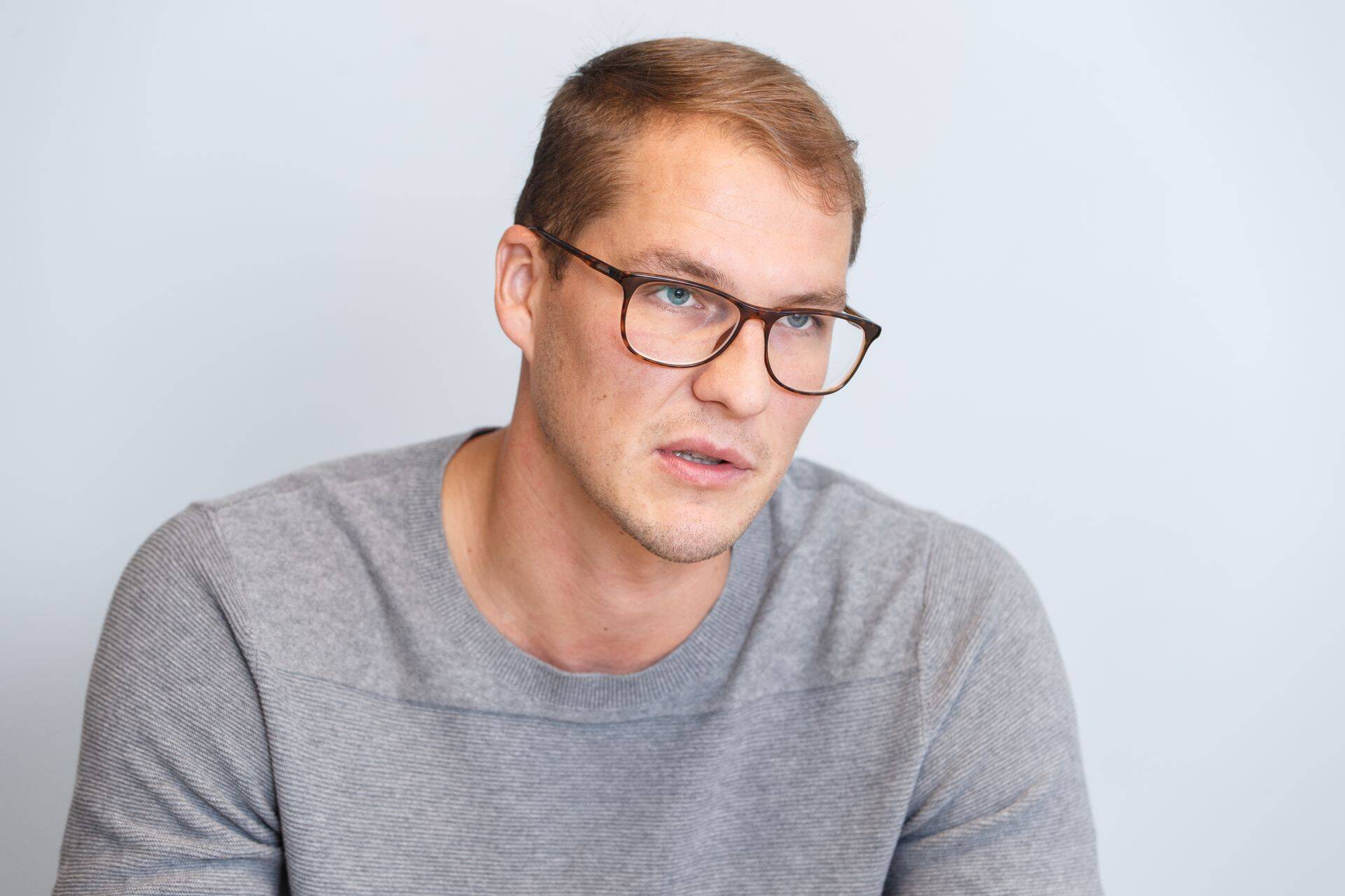 Amholdi pankrotihaldur Kristo Teder ütles, et suuremaid tagasilööke pole olnud. "On peetud ja veel peetakse läbirääkimisi potentsiaalsete ostuhuviliste ning koostööpartneritega."