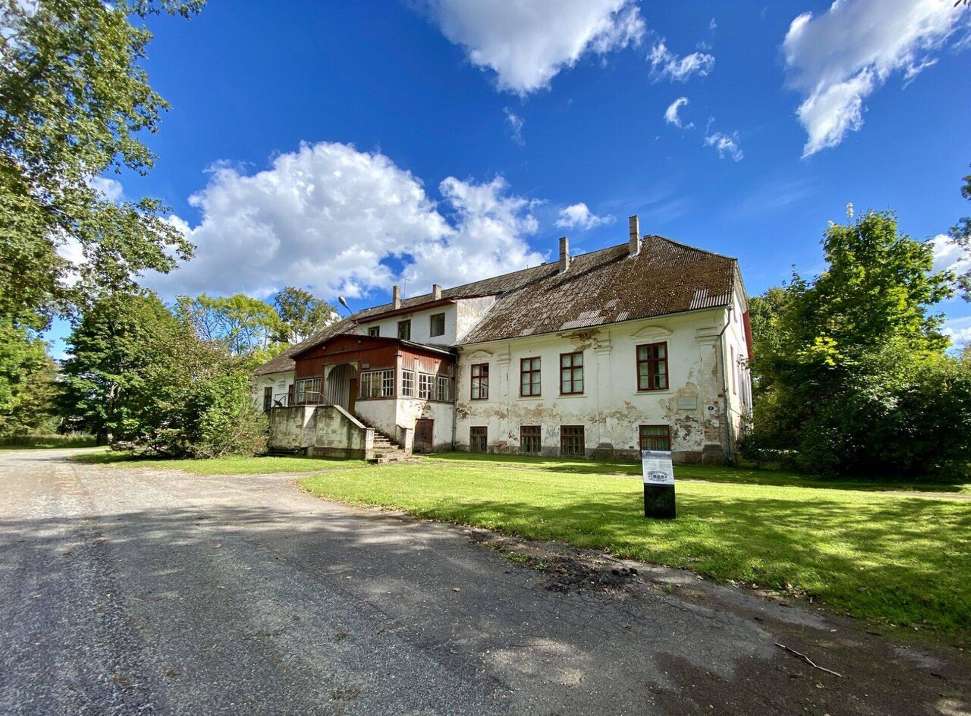 Фактически мызу продают по цене однушки в Нарве.